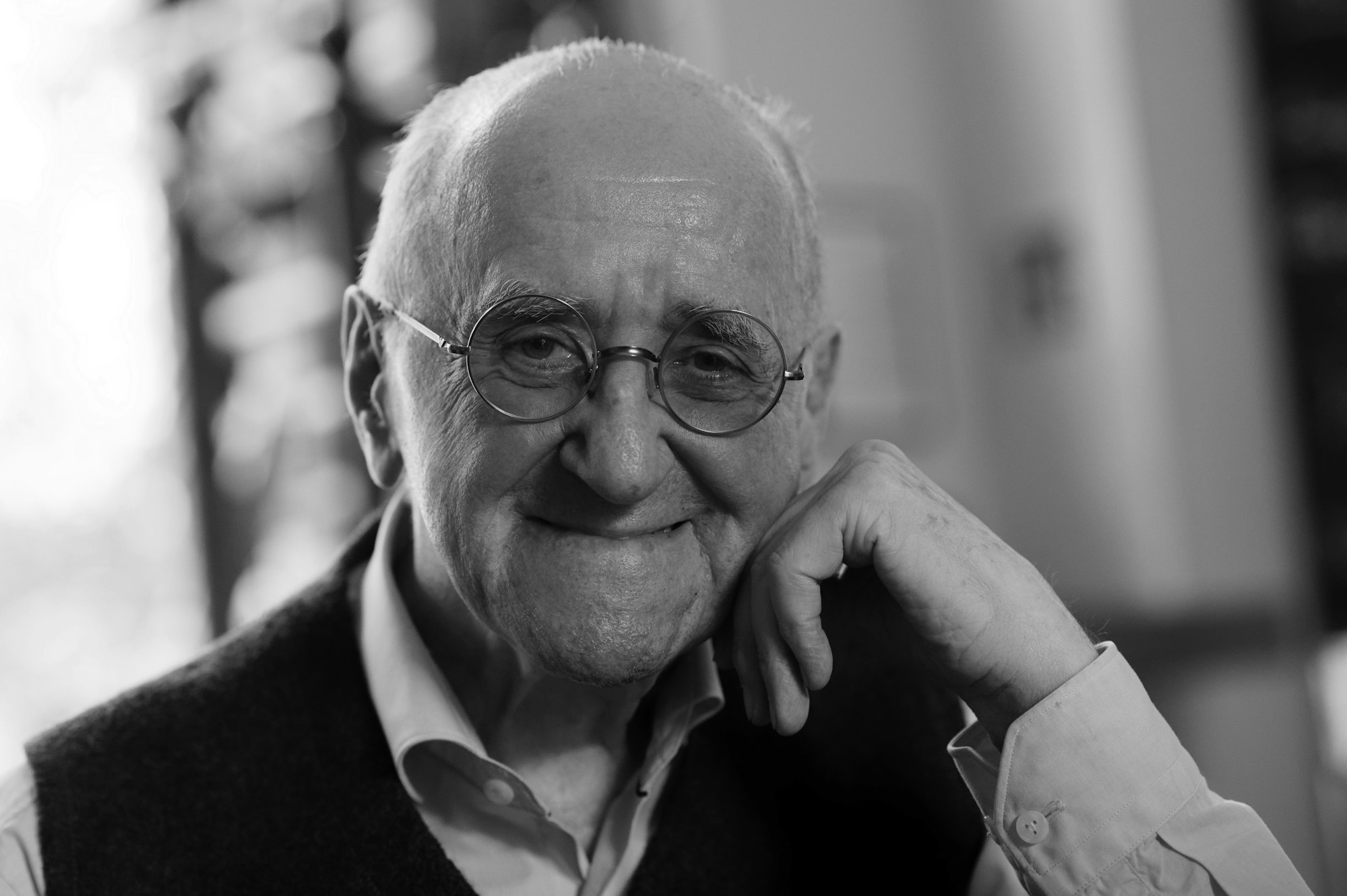 Alfred Biolek lächelt in die Kamera.