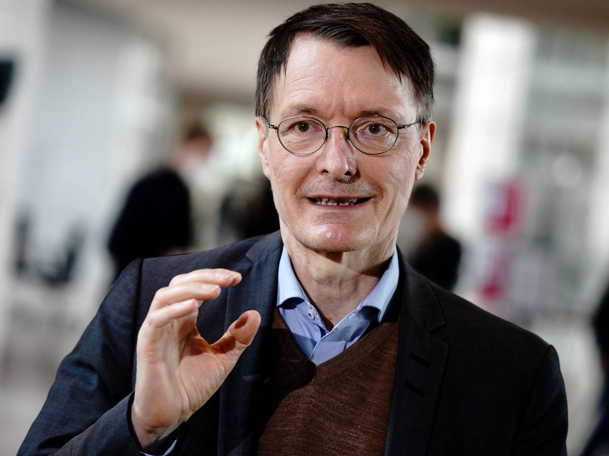 SPD-Gesundheitsexperte Karl Lauterbach hat sich angesichts der dramatischen Corona-Lage in Deutschland gegen Fußball-Spiele in vollen Stadion ausgesprochen.