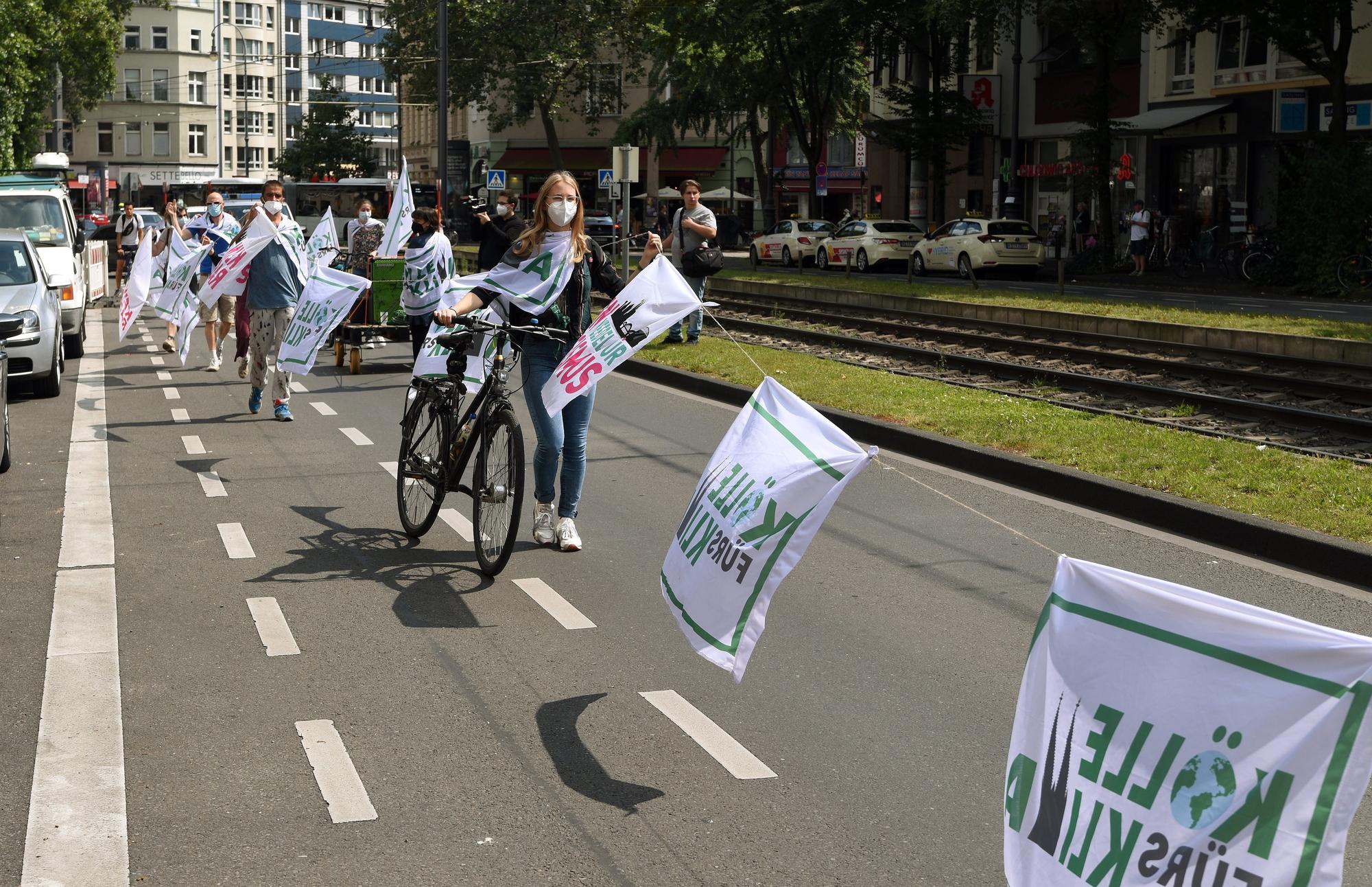 „Kölle fürs Klima“-Flaggen bei Demo in Köln.