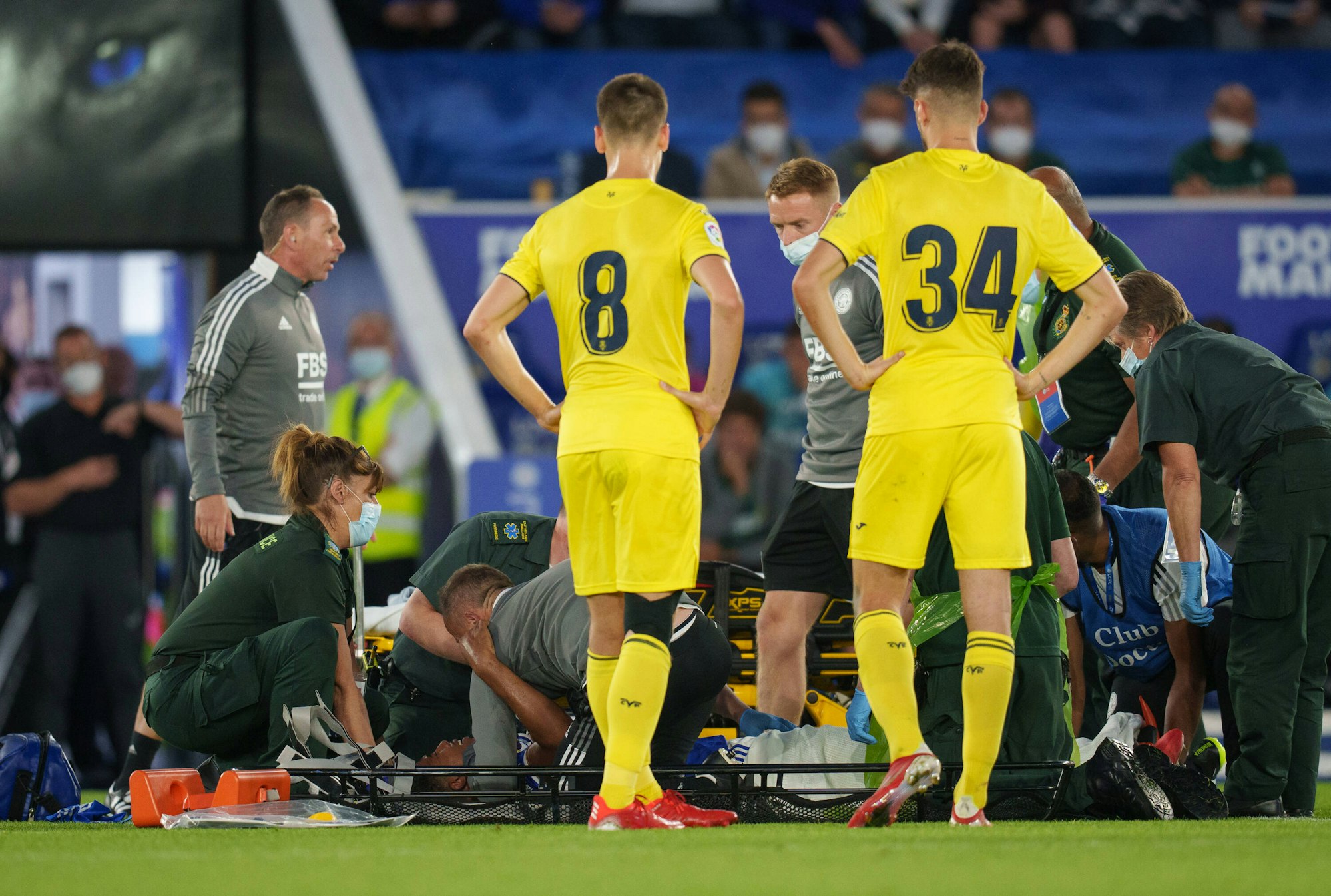 Wesley Fofana von Leicester City musste auf dem Spielfeld beatmet werden, nachdem Gegenspieler Fer Nino ihm mit einer Grätsche das Wadenbein brach.