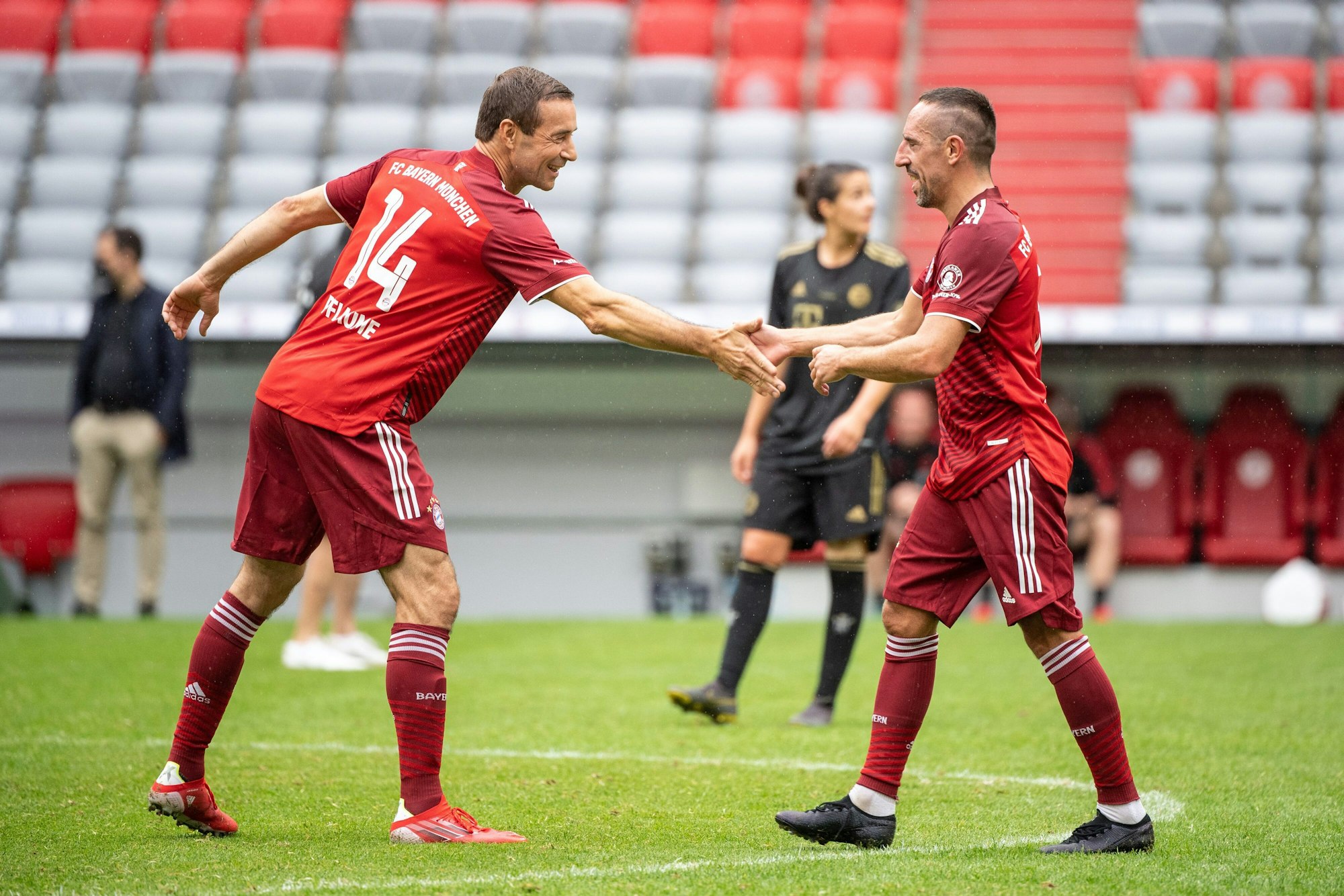In der Münchner Allianz-Arena schlagen sich Torschütze Kai Pflaume und Ex-Bayern-Profi Franck Ribéry ab.