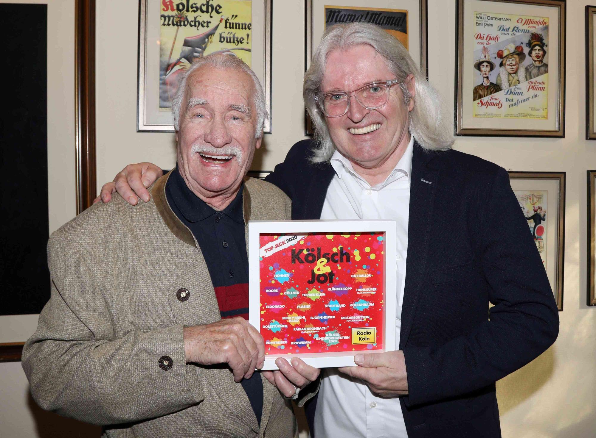 Hans Süper steht mit Jürgen Hoppe im Haus Unkelbach und präsentiert die CD Kölsch un Jot.