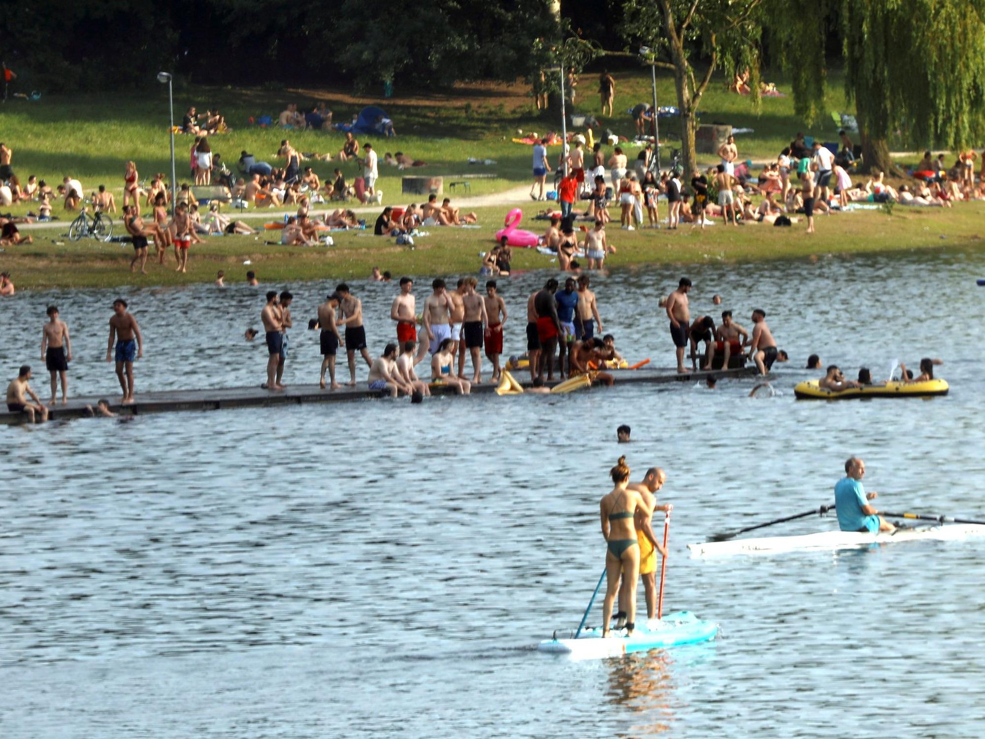 Badegäste am Fühlinger See in Köln.