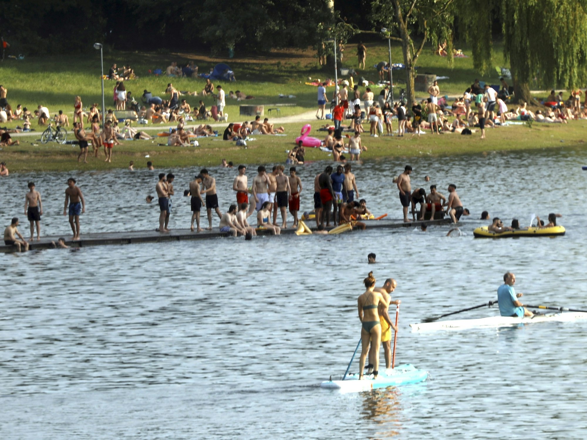 Badegäste am Fühlinger See in Köln.