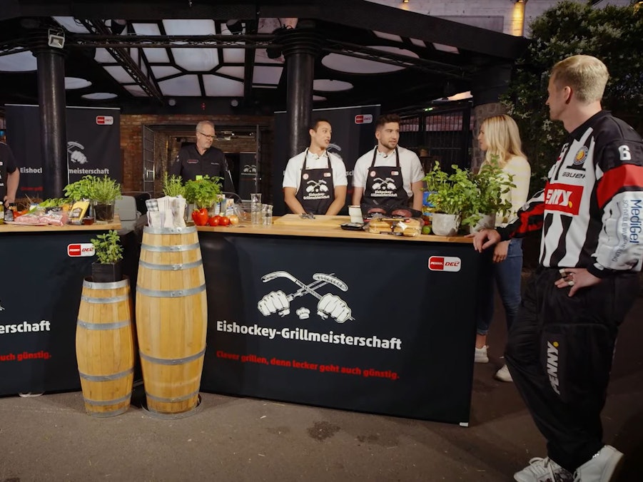 Die Kölner Haie und die Düsseldorfer EG duellieren sich in der DEL-Grillmeisterschaft.