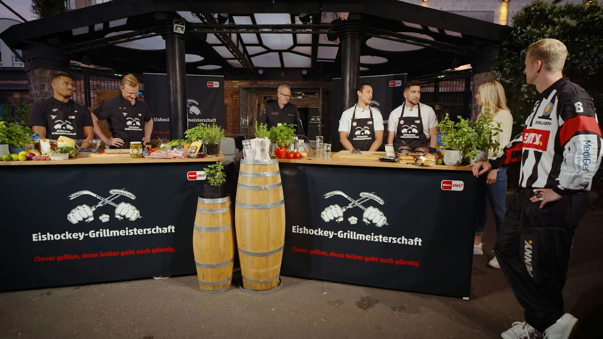 Die Kölner Haie und die Düsseldorfer EG duellieren sich in der DEL-Grillmeisterschaft.