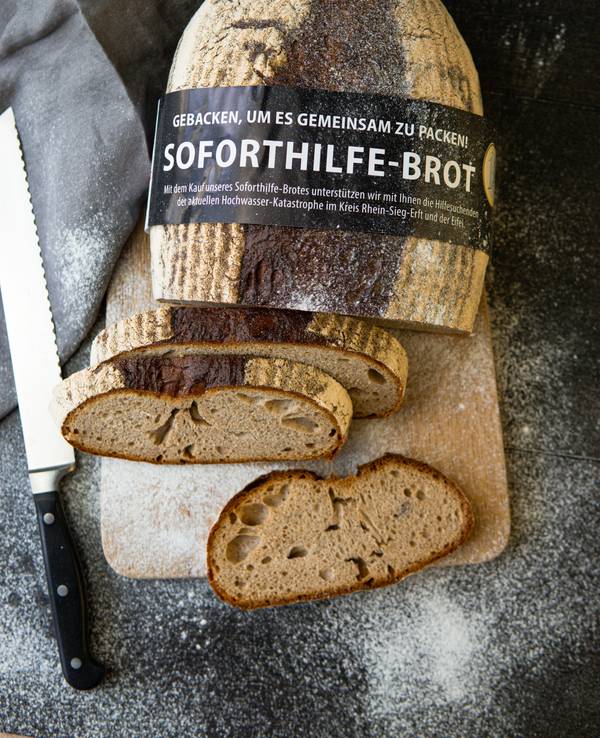 Das „Soforthilfe-Brot“ mit passender Banderole.