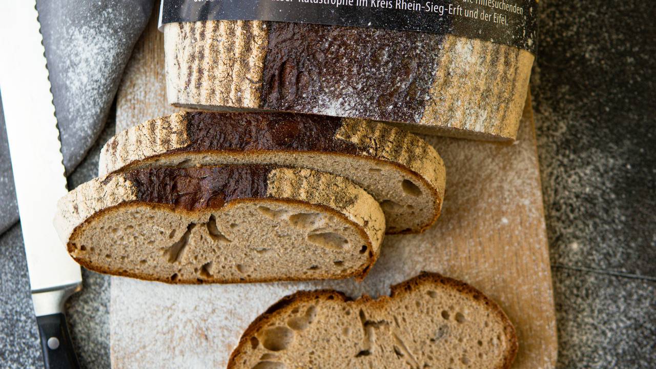 Das „Soforthilfe-Brot“ mit passender Banderole.