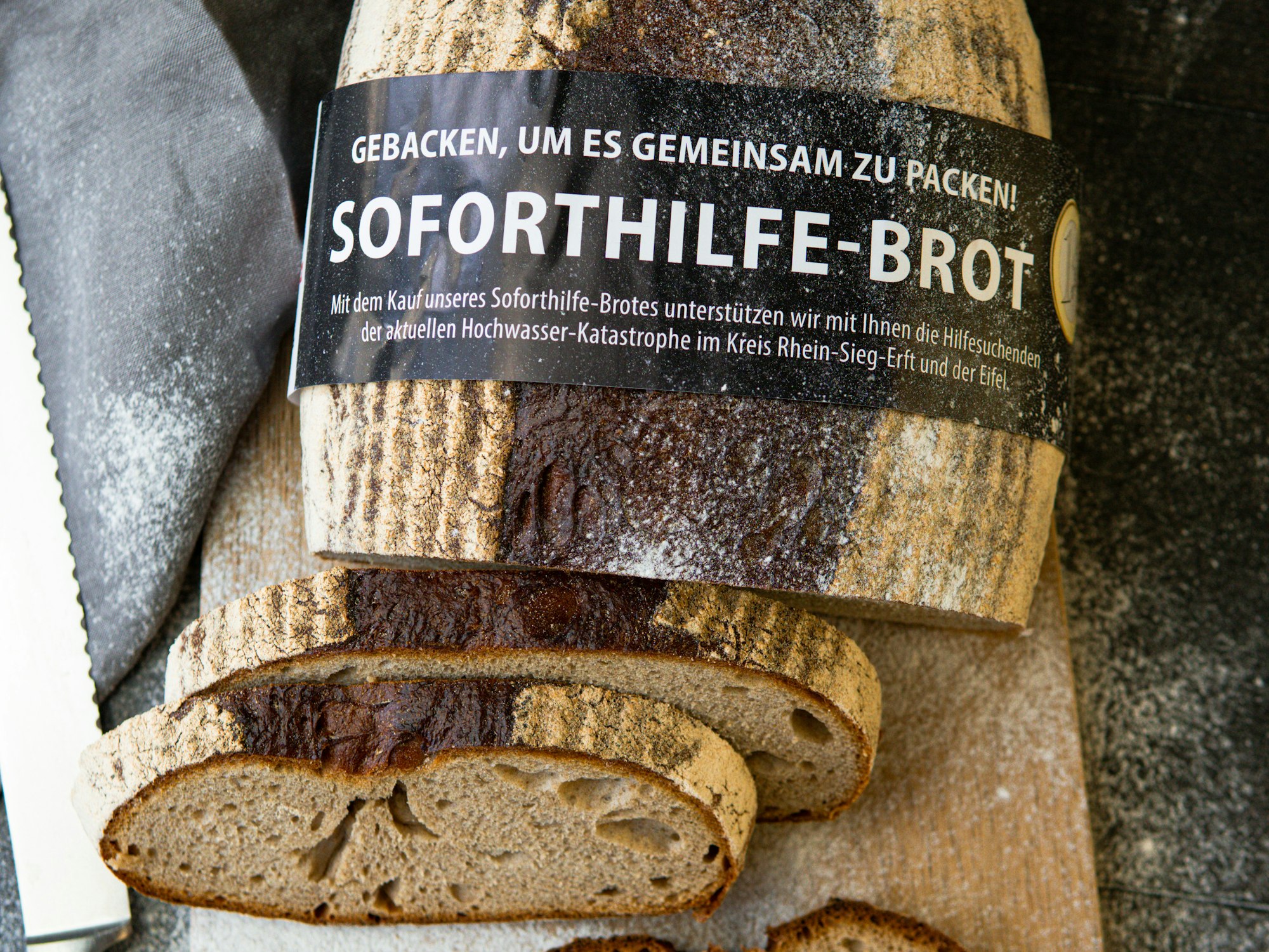 Das „Soforthilfe-Brot“ mit passender Banderole.