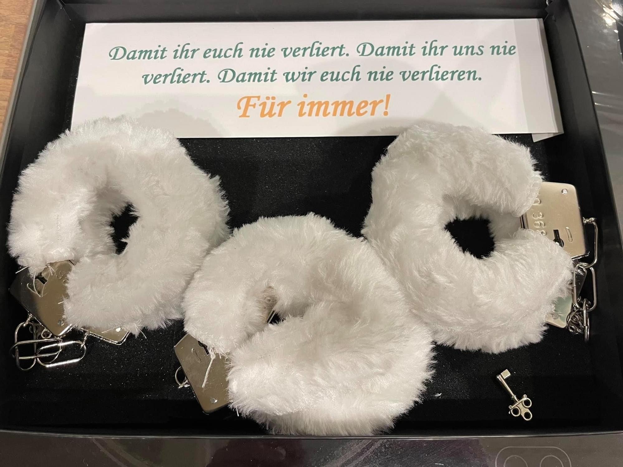 Handschellen in weißem Plüsch des Porzer Dreigestirns