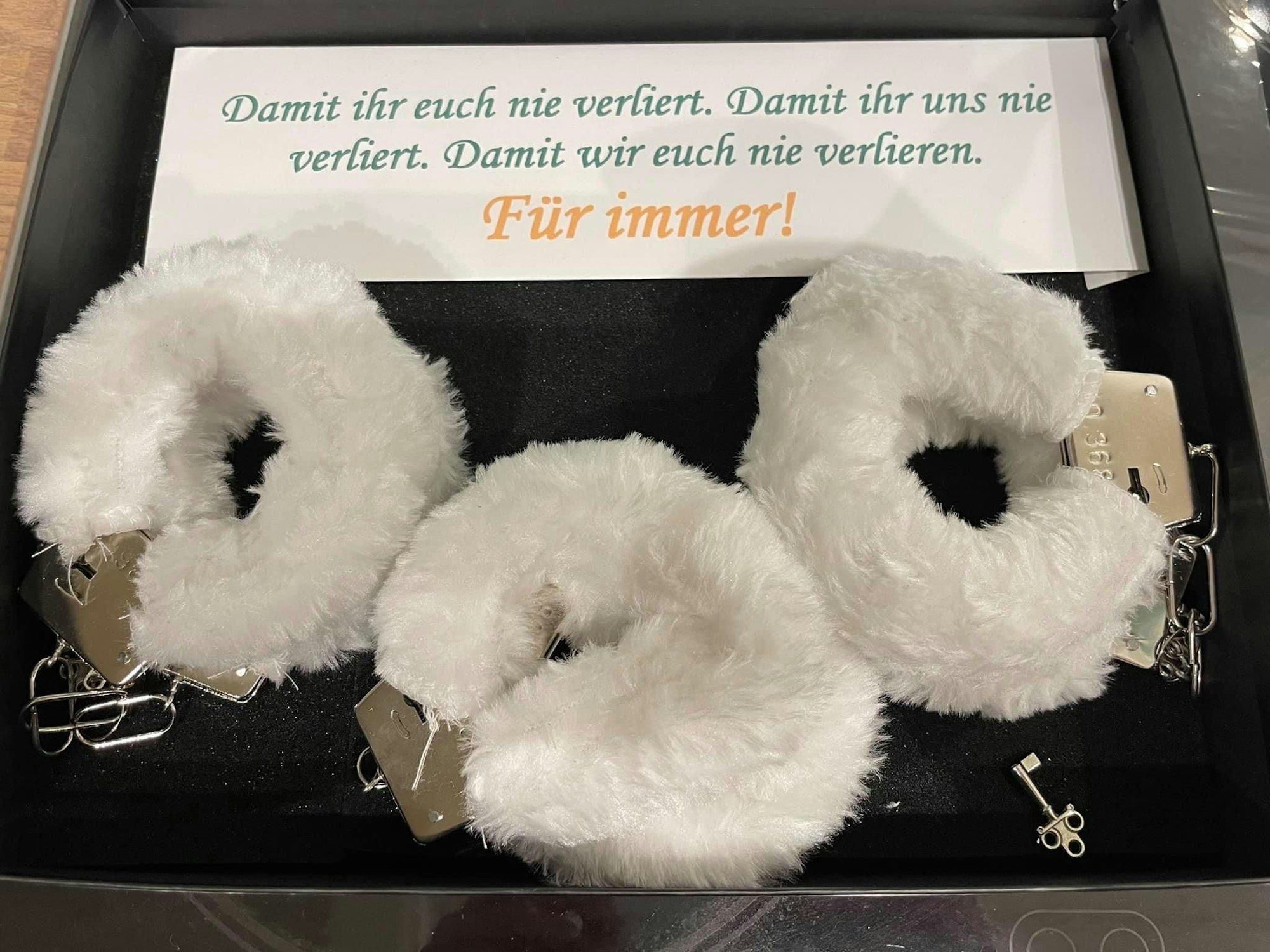 Handschellen in weißem Plüsch des Porzer Dreigestirns