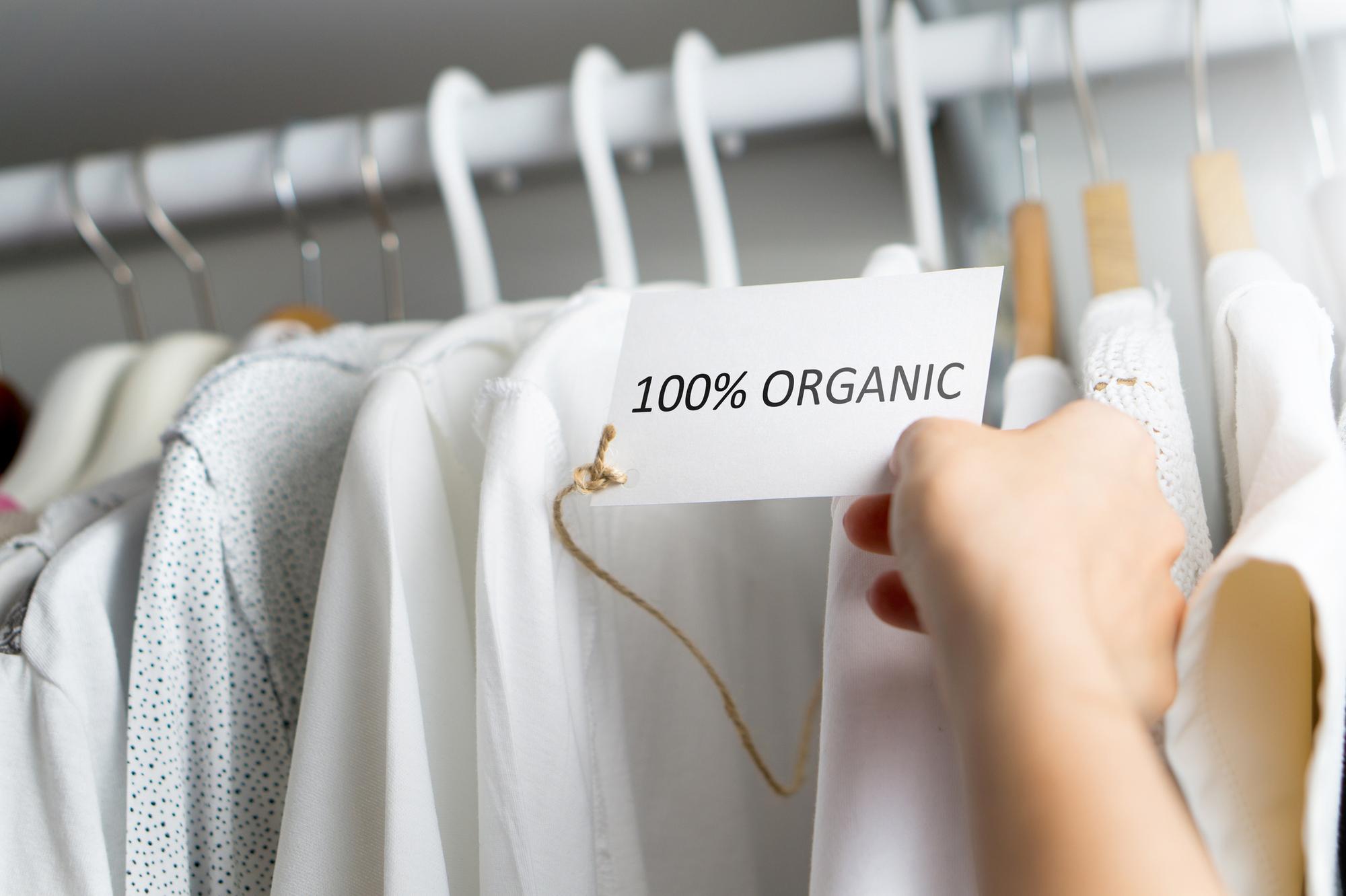 Weiße T-shirt mit dem Lable 100 Prozent organische Materialien.