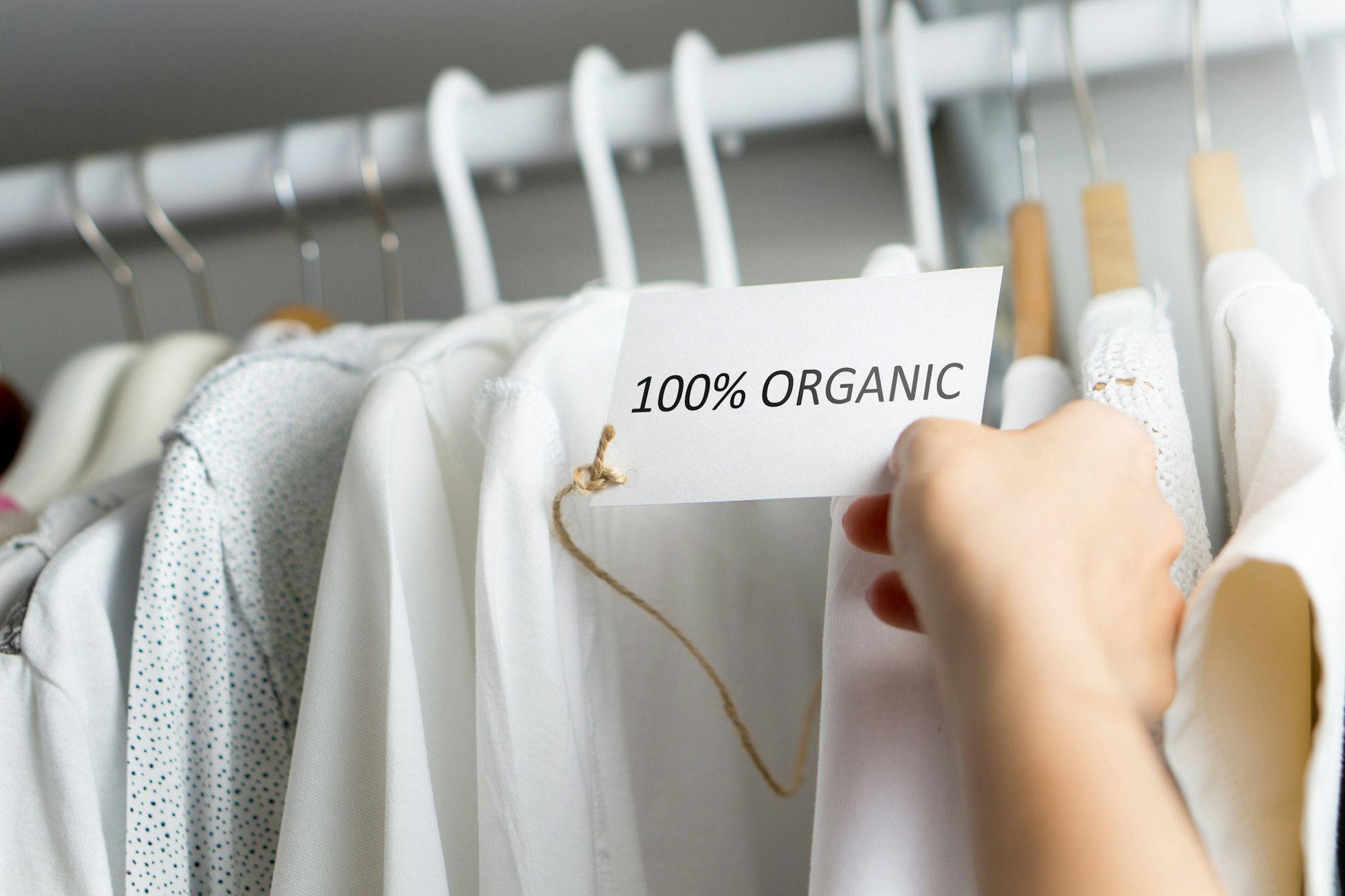 Weiße T-shirt mit dem Lable 100 Prozent organische Materialien.