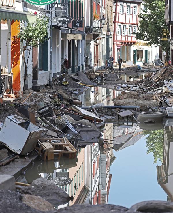 In Bad Münstereifel hat die über die Ufer getretene Erft erhebliche Schäden angerichtet.