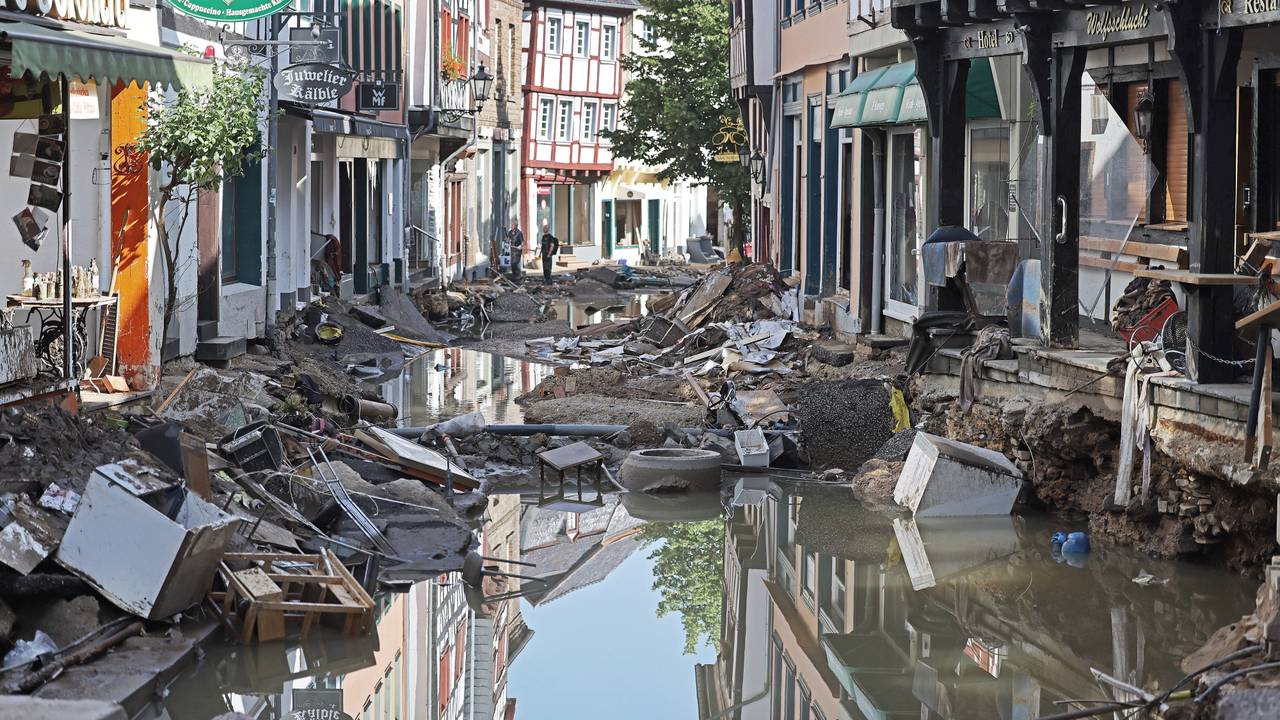 In Bad Münstereifel hat die über die Ufer getretene Erft erhebliche Schäden angerichtet.