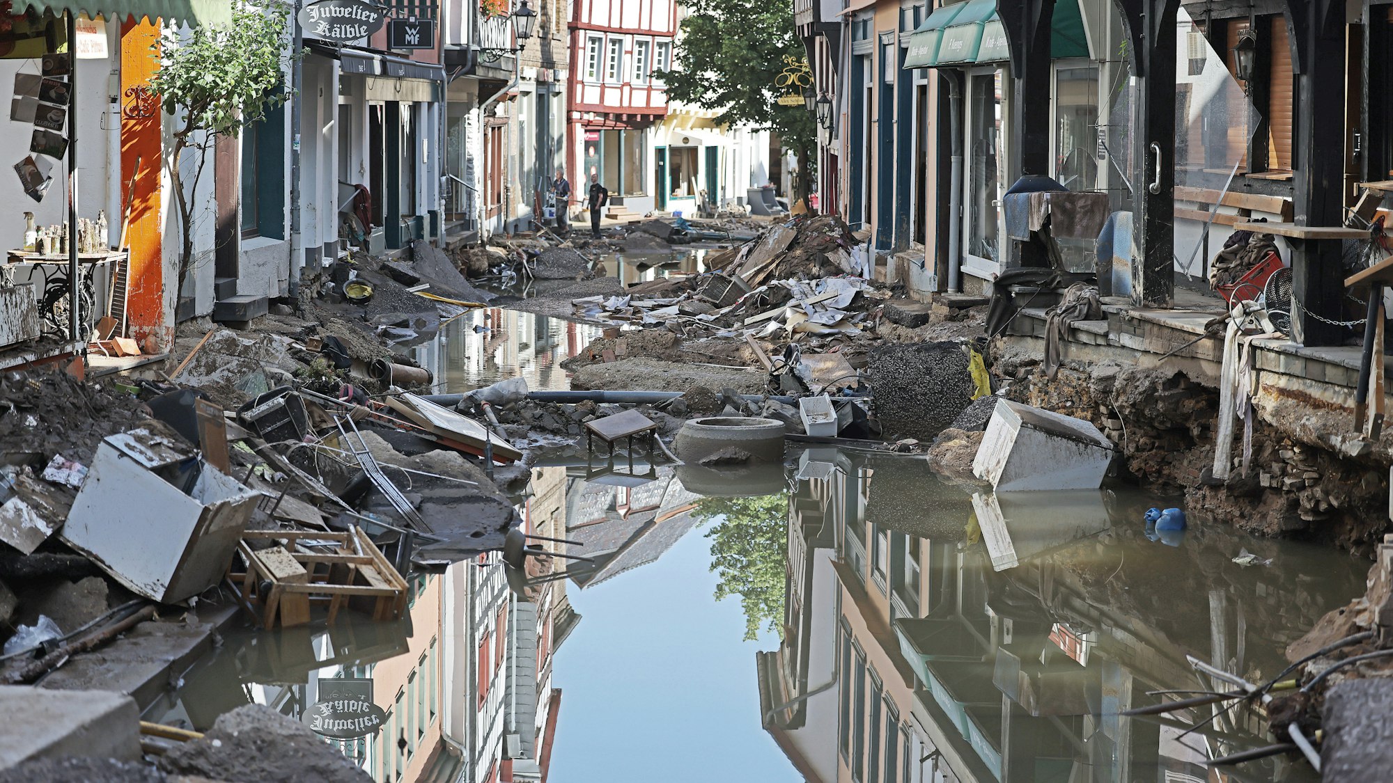 In Bad Münstereifel hat die über die Ufer getretene Erft erhebliche Schäden angerichtet.