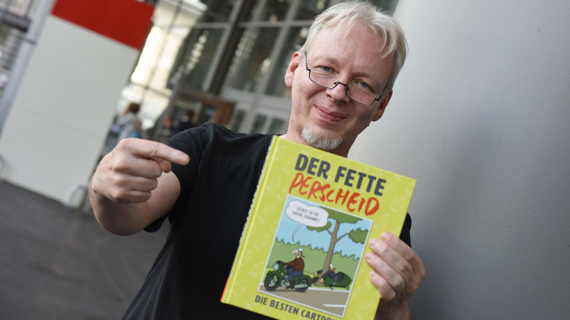 Martin Perscheid zeigt auf der Frankfurter Buchmesse sein Buch Der fette Perscheid.