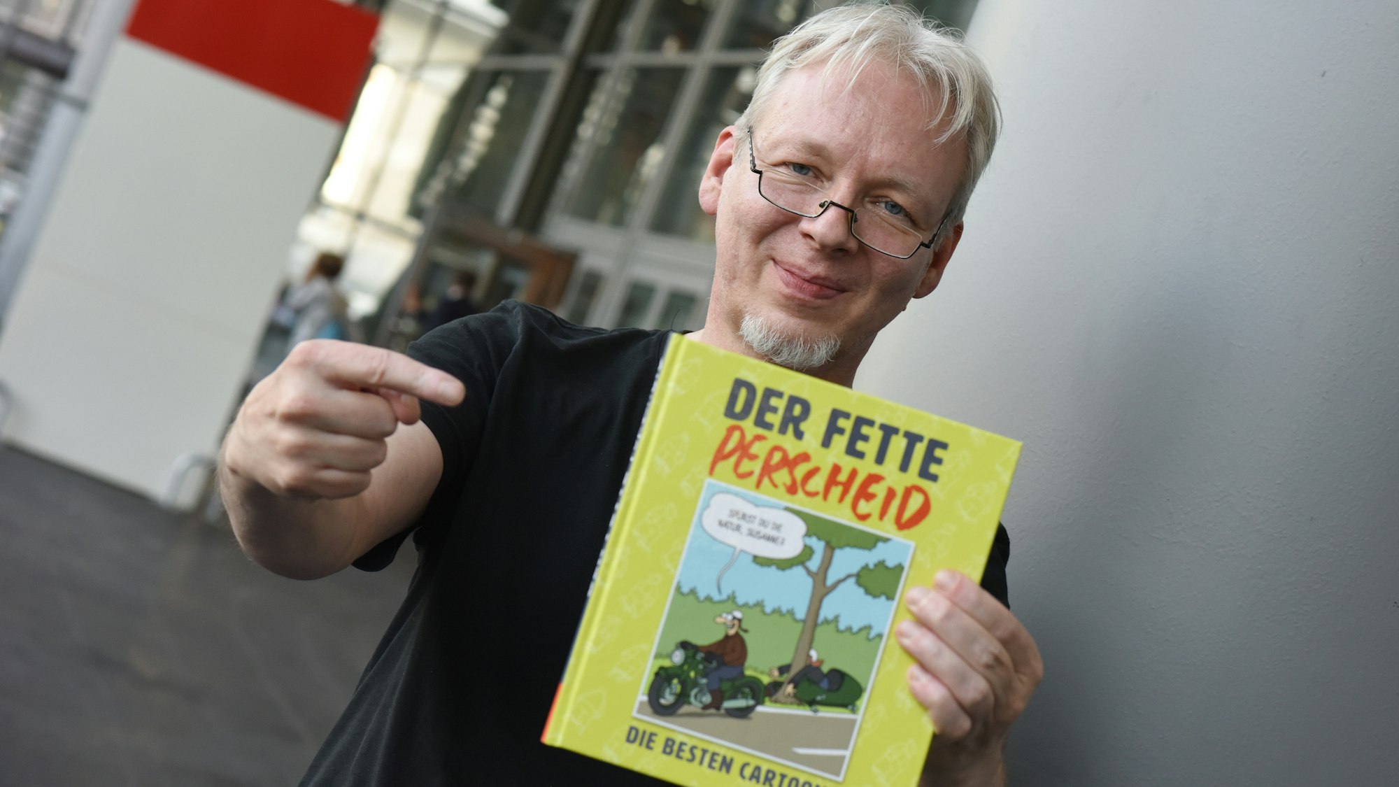 Martin Perscheid zeigt auf der Frankfurter Buchmesse sein Buch Der fette Perscheid.