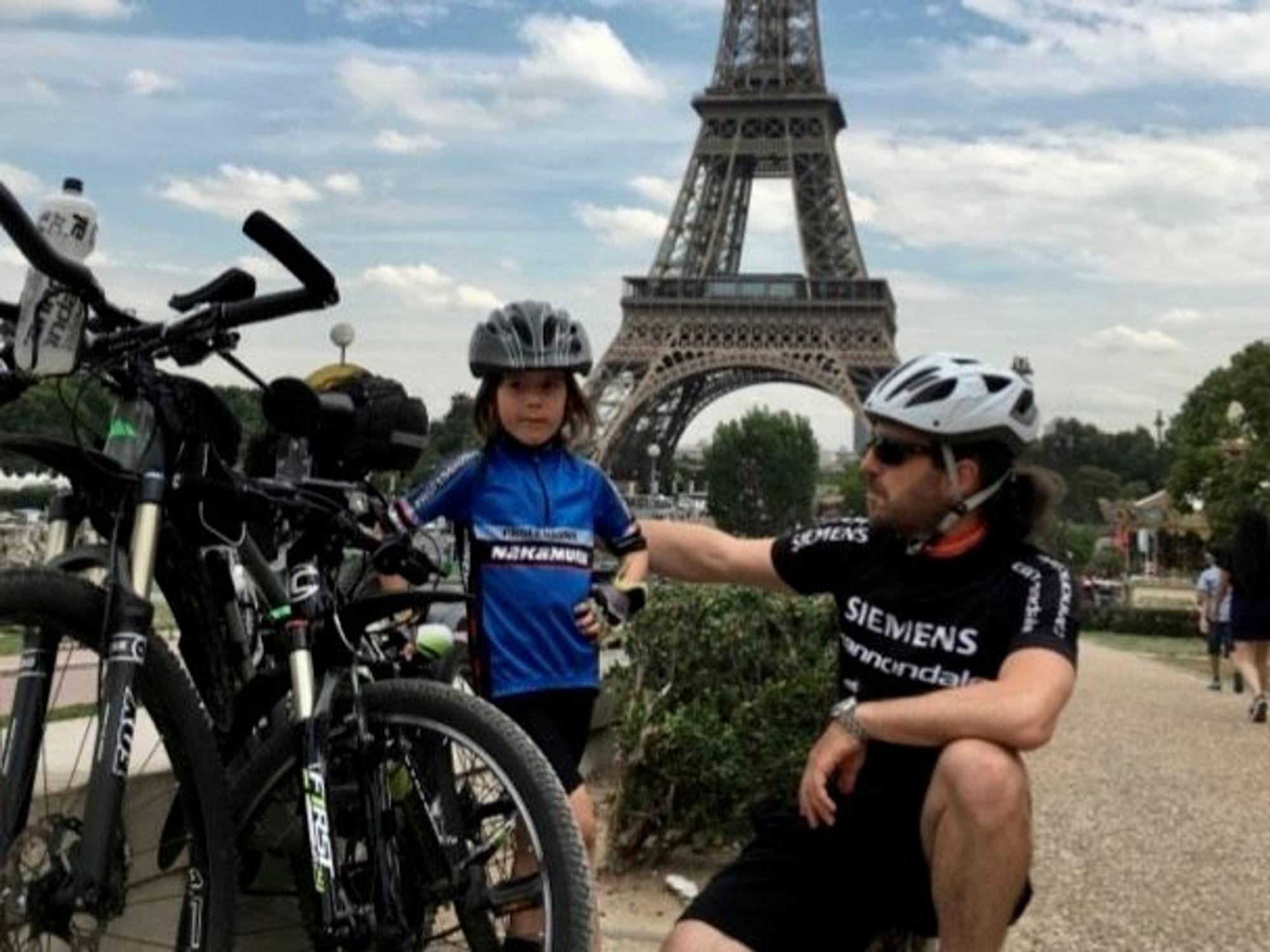 Kölner Karttalent mit seinem Vater vor dem Eiffelturm in Paris