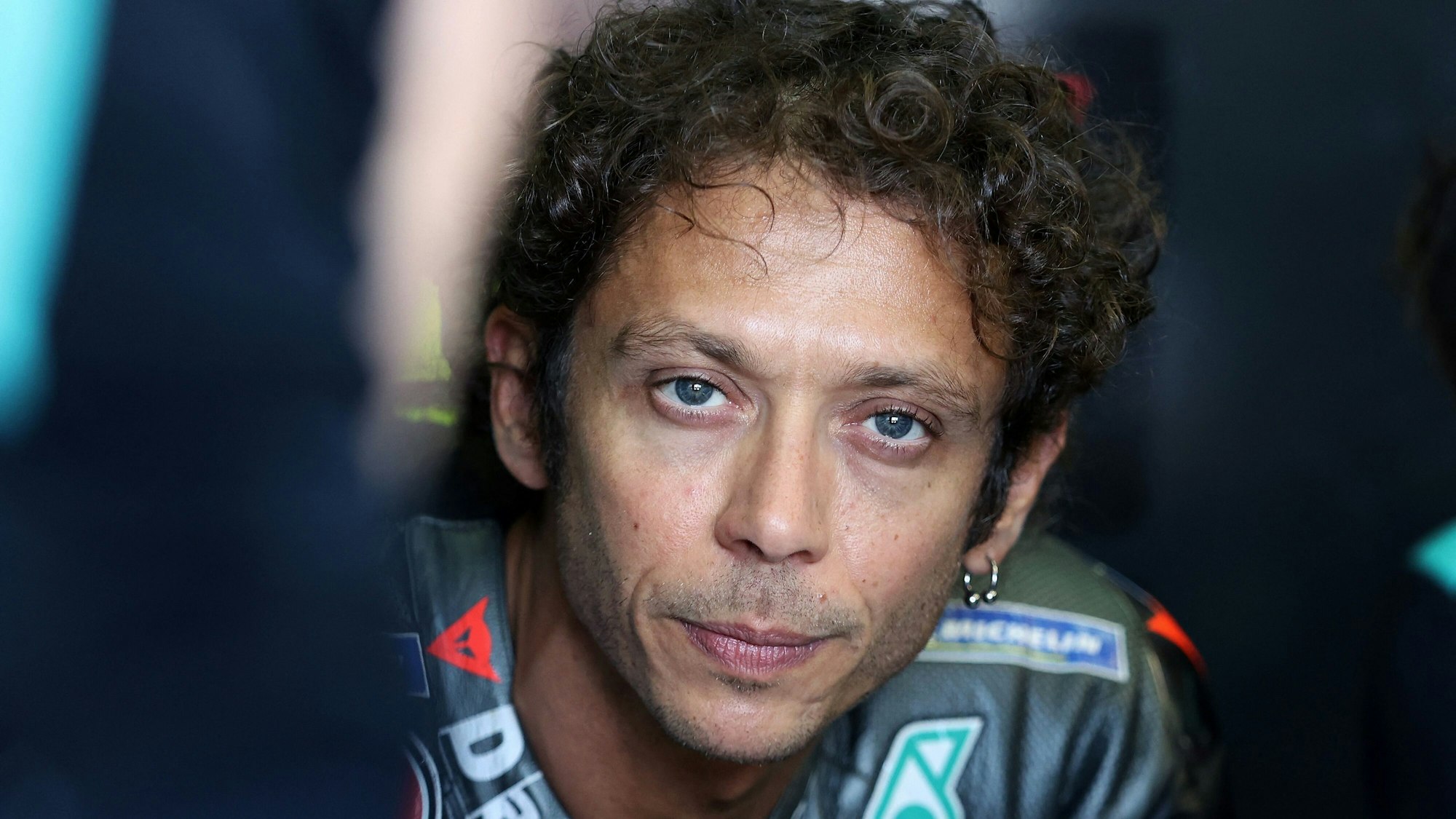 Valentino Rossi sitzt vor einem MotoGP-Rennen in der Boxengasse.
