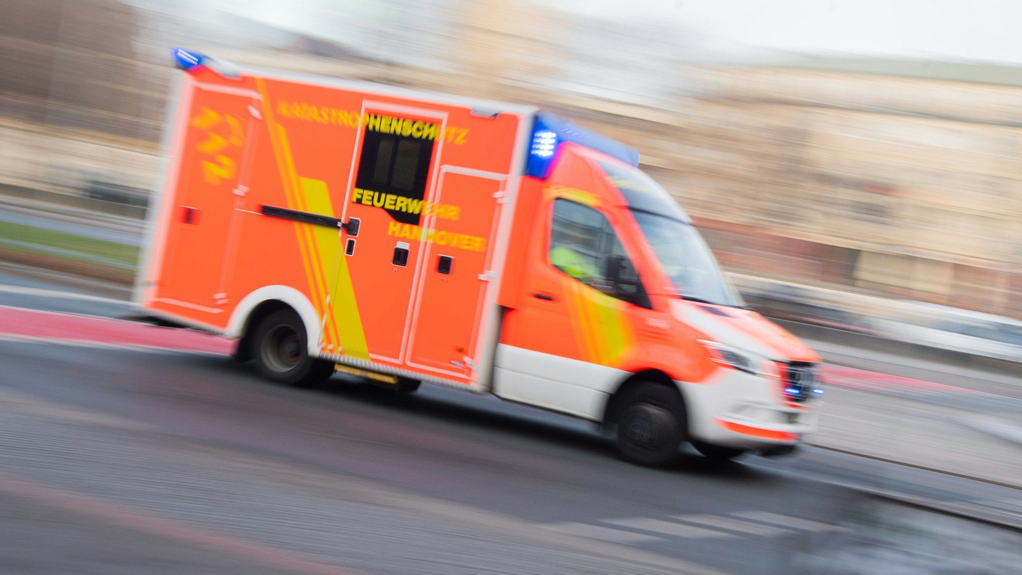 Mit einem Rettungswagen wurde der Junge aus Espelkamp in eine Klinik gebracht. Der Zweijährige war aus dem Fenster einer Dachgeschosswohnung gestürzt. Unser Symbolfoto zeigt einen Krankenwagen bei einer Einsatzfahrt in Hannover.