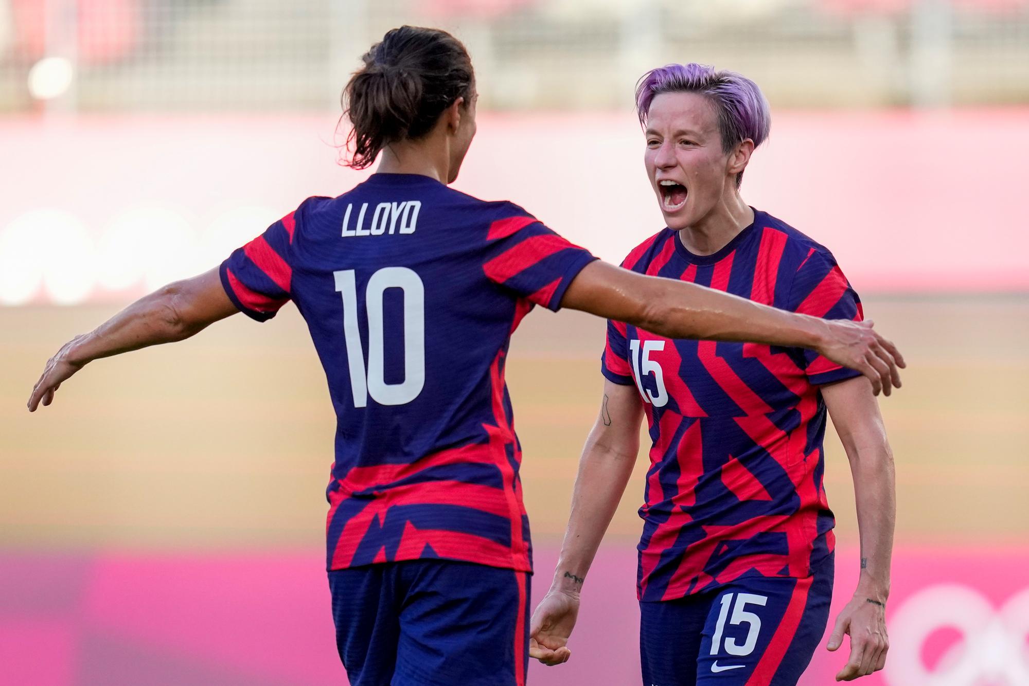Megan Rapinoe aus den USA bejubelt beim Spiel um Platz 3 bei den Olympischen Spielen in Tokio den zweiten Treffer ihrer Mannschaft mit Teamgefährtin Carli Lloyd.