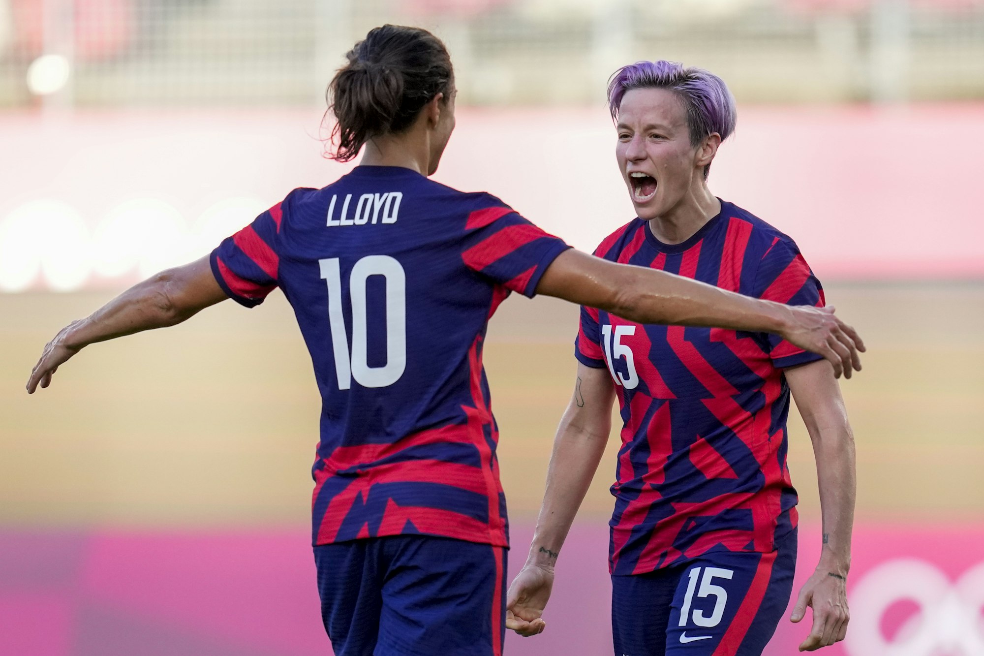 Megan Rapinoe aus den USA bejubelt beim Spiel um Platz 3 bei den Olympischen Spielen in Tokio den zweiten Treffer ihrer Mannschaft mit Teamgefährtin Carli Lloyd.