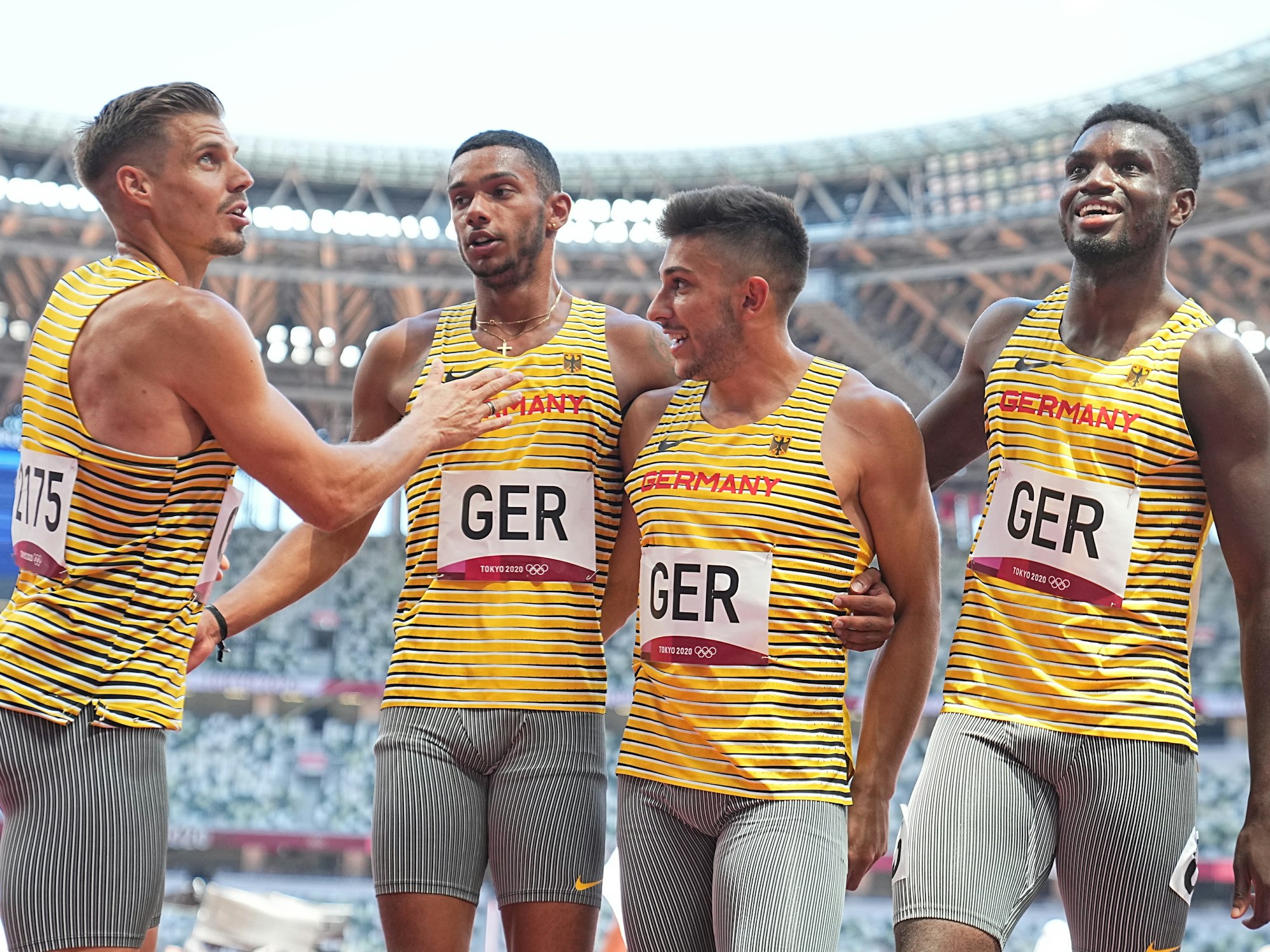 Die 4-x-100-Meter-Staffel aus Deutschland (Julian Reus, Joshua Hartmann, Deniz Almas, Lucas Ansah-Peprah) jubelt.