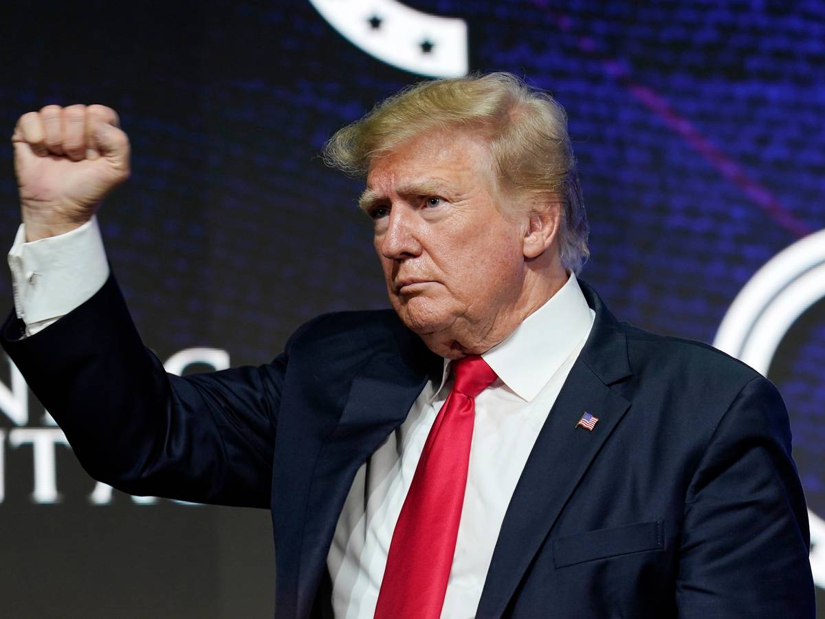 Donald Trump, ehemaliger Präsident der USA, hebt seine Faust bei einer Veranstaltung.