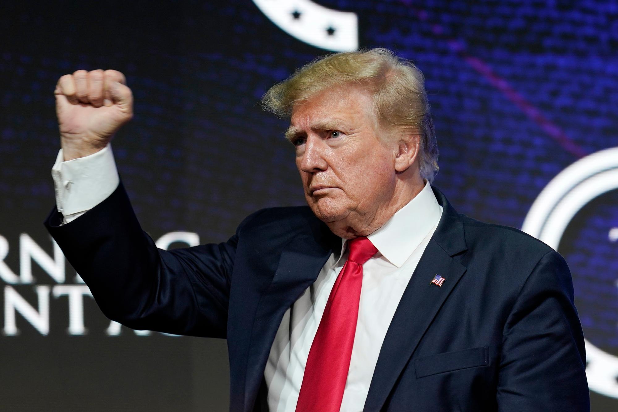 Donald Trump, ehemaliger Präsident der USA, hebt seine Faust bei einer Veranstaltung.