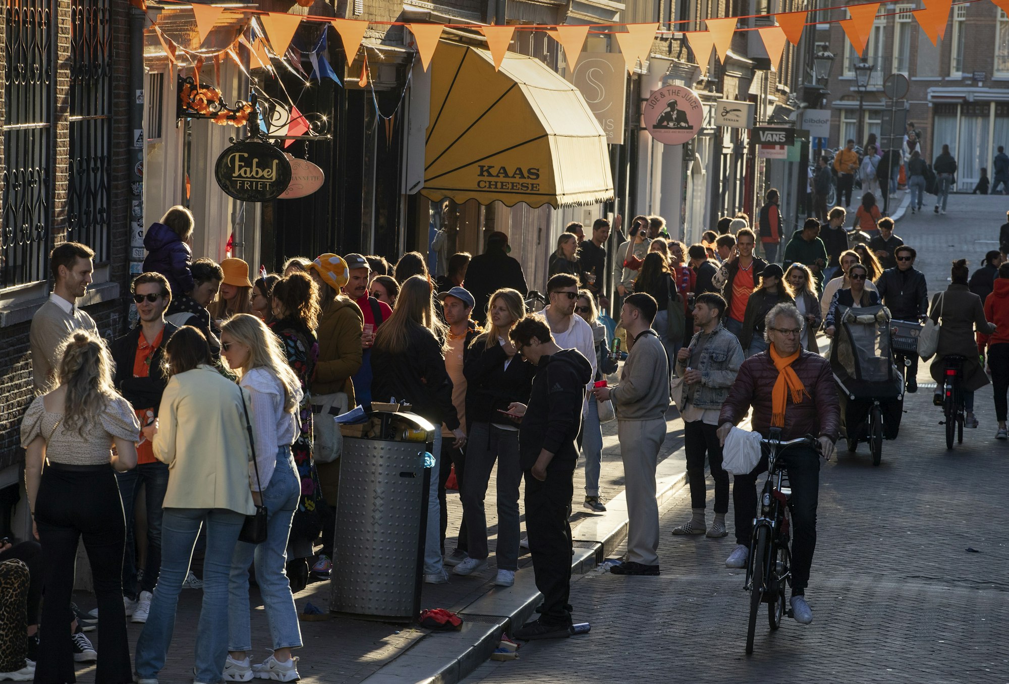 Menschen feiern im Stadtzentrum Amsterdams den Tag des Königs Die Niederländer halten nicht viel vom Thema Inzidenzwert. Das Foto wurde Ende April 2021 in Amsterdam gemacht.