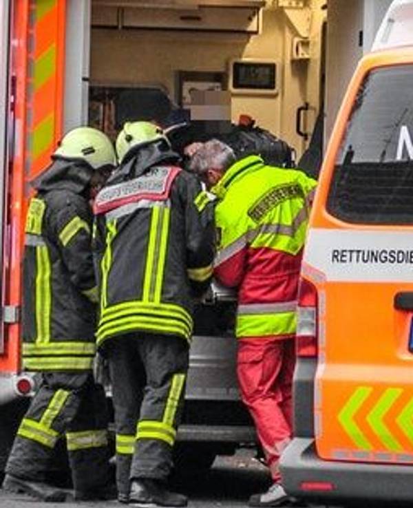 Rettungskräfte kümmern sich um einen Schwerverletzten.