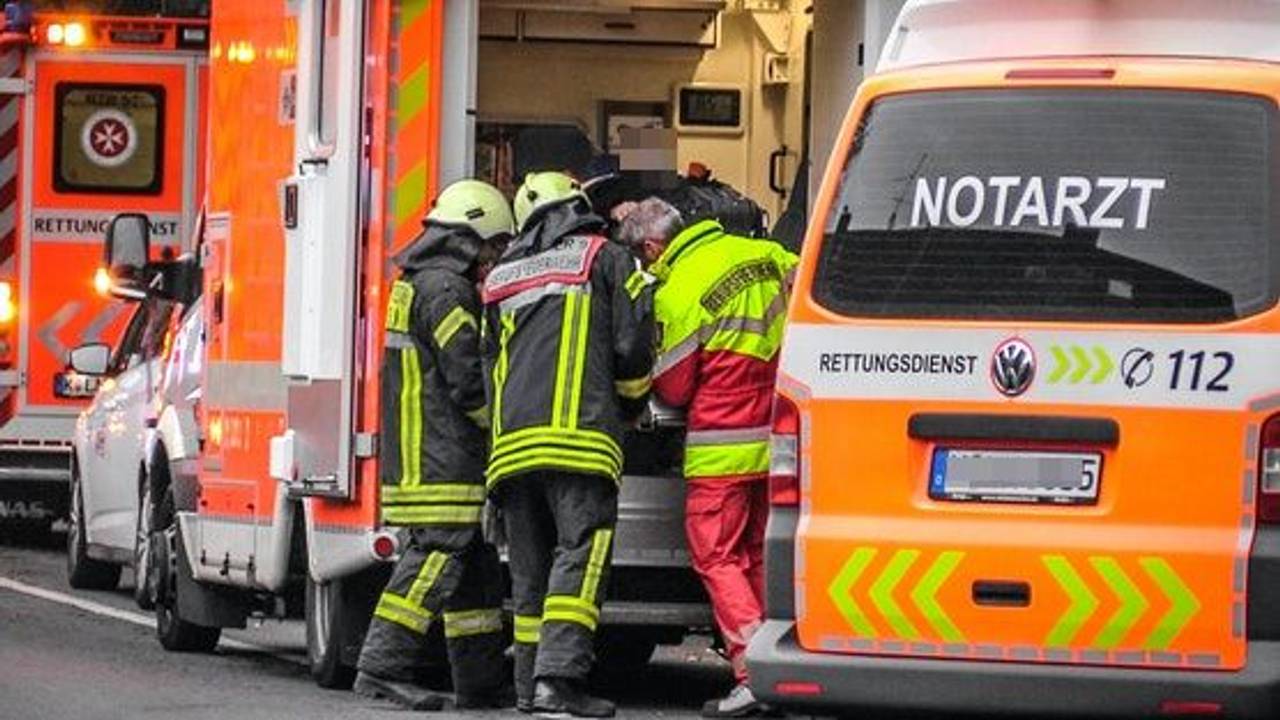 Rettungskräfte kümmern sich um einen Schwerverletzten.