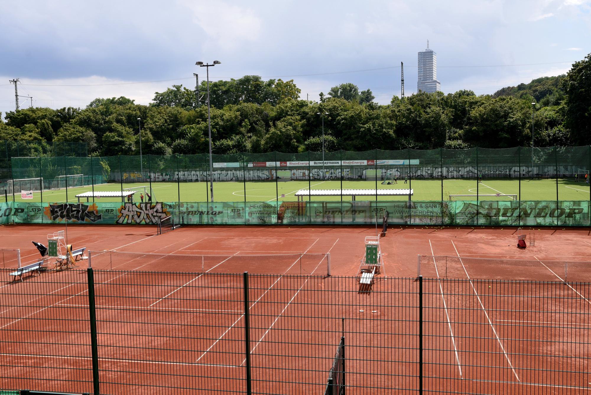 Der Kunstrasenplatz und die Tennisplätze am Kölner Olympiastadion.