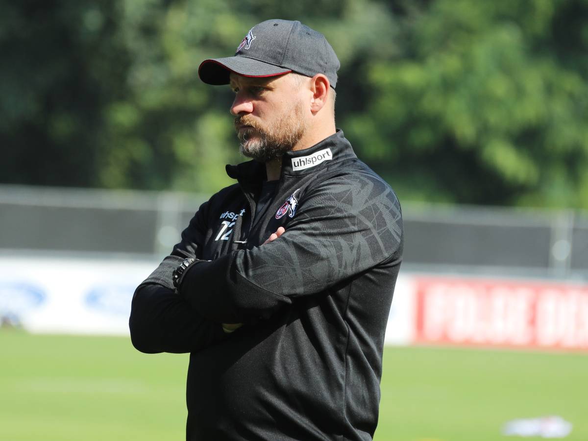 Trainer Steffen Baumgart (1. FC Köln)
beim Training mit seiner Mannschaft.