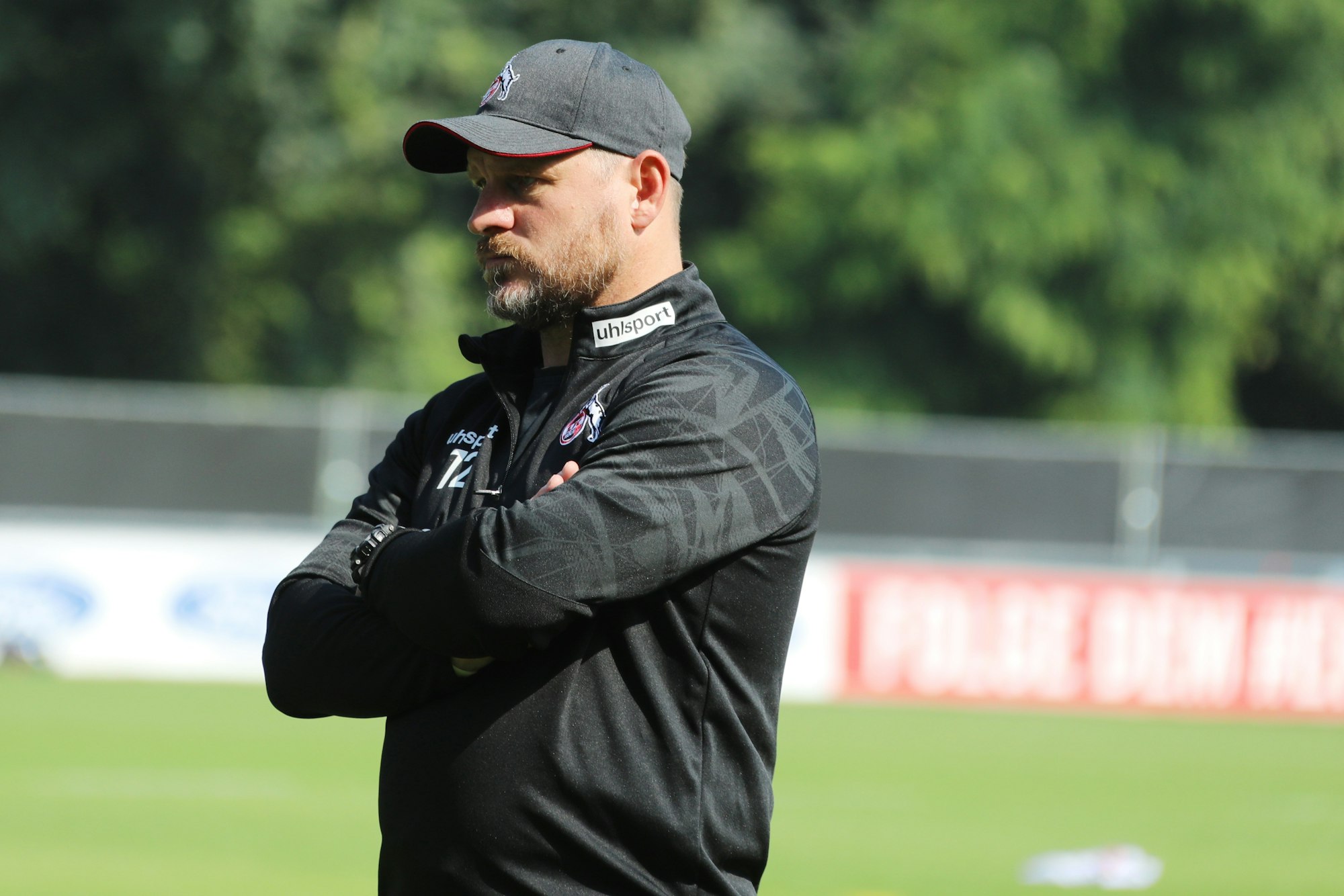 Trainer Steffen Baumgart (1. FC Köln)
beim Training mit seiner Mannschaft.