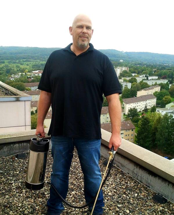 Schädlingsbekämpfer Dennis Karl posiert mit Arbeitsgerät für ein Foto.