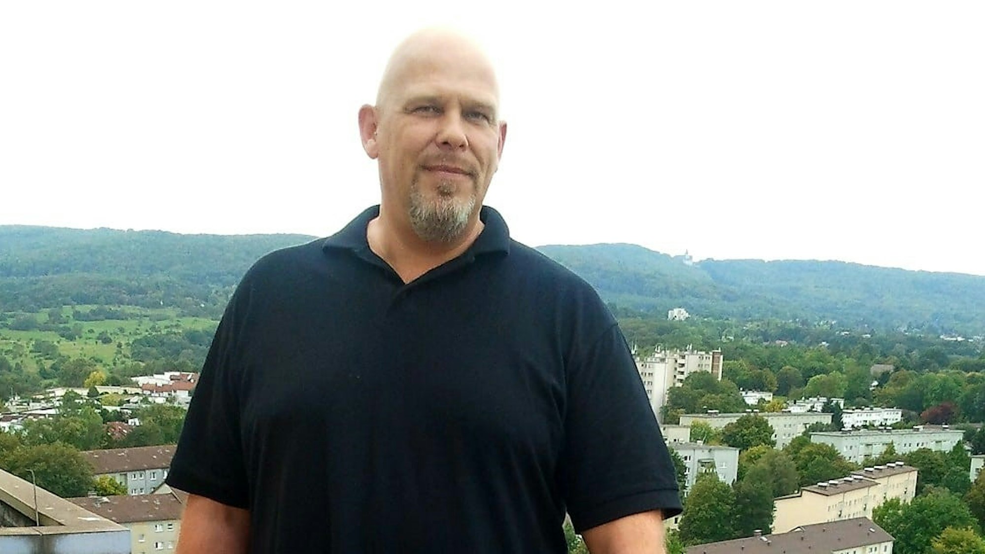 Schädlingsbekämpfer Dennis Karl posiert mit Arbeitsgerät für ein Foto.