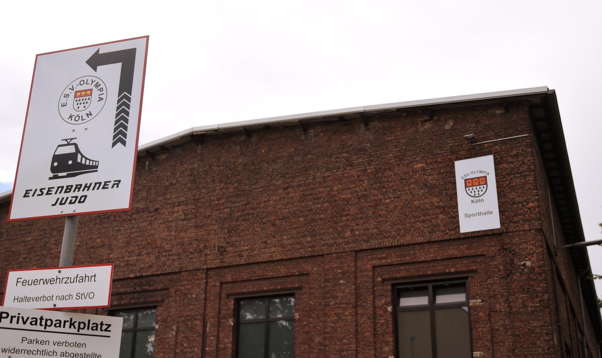 Die Olympiahalle in Köln-Nippes von außen.