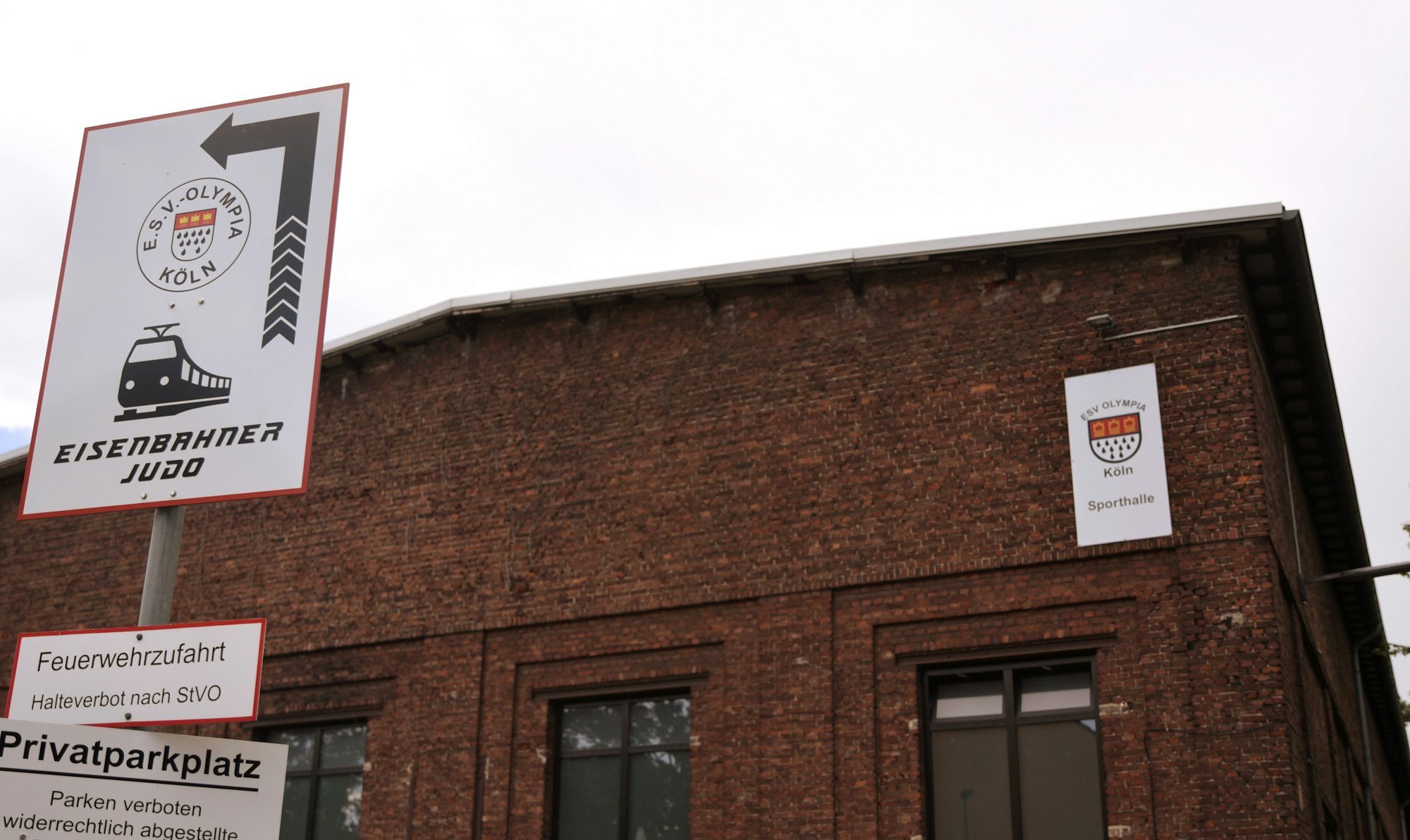 Die Olympiahalle in Köln-Nippes von außen.