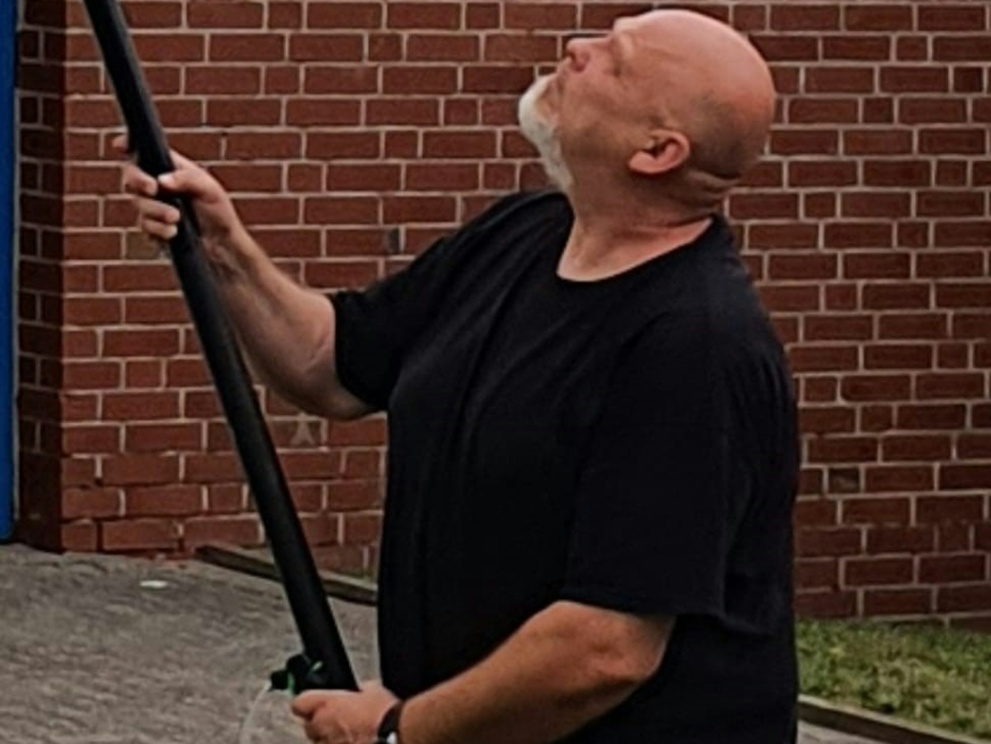 Schädlingsbekämpfer Dennis Karl bei der Entfernung von Ungeziefer.