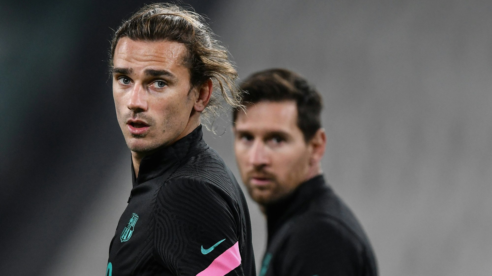 Antoine Griezmann und Lionel Messi blicken beim Aufwärmprogramm zur Seite.