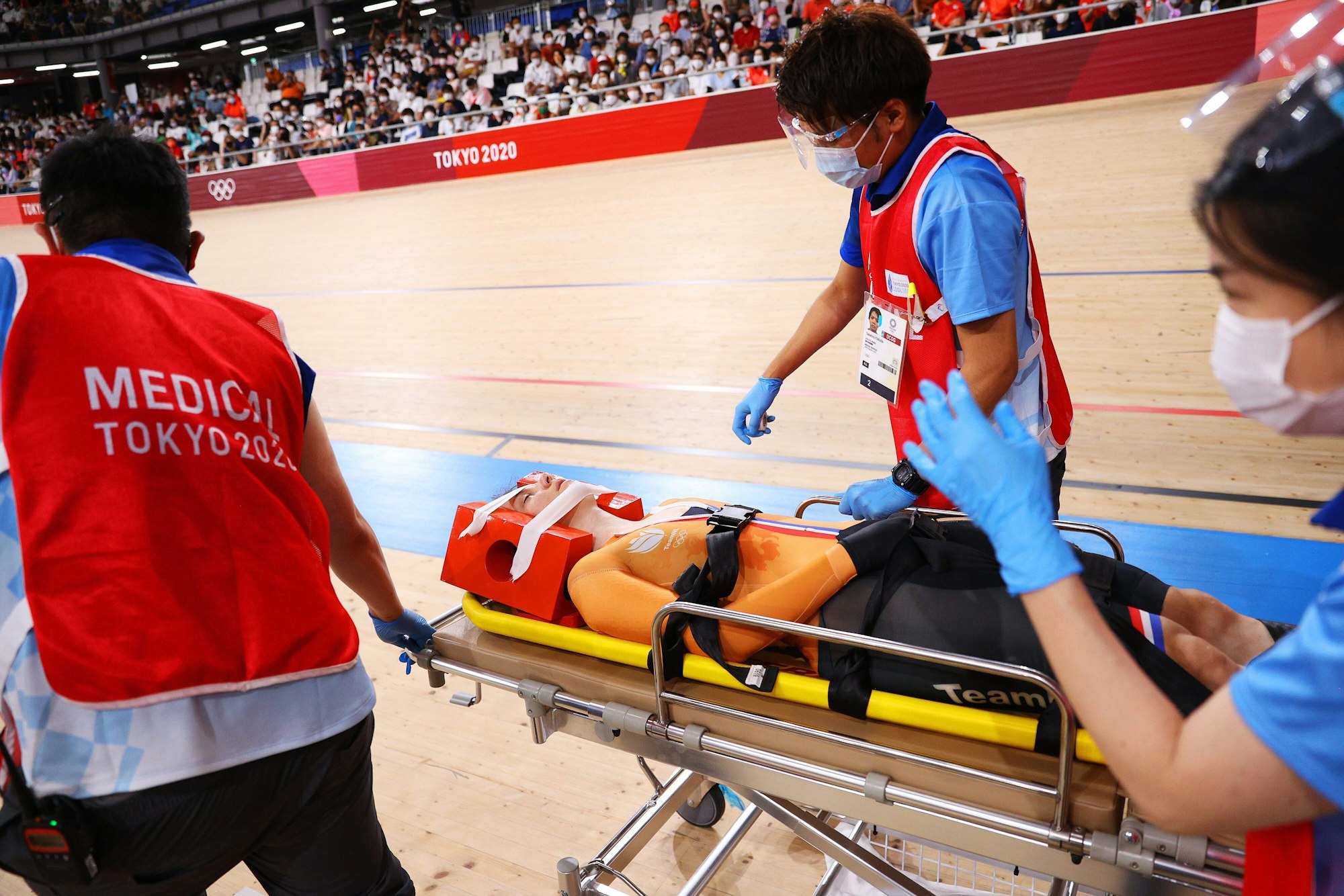 Laurine van Riessen wird nach ihrem heftigen Sturz abtransportiert.