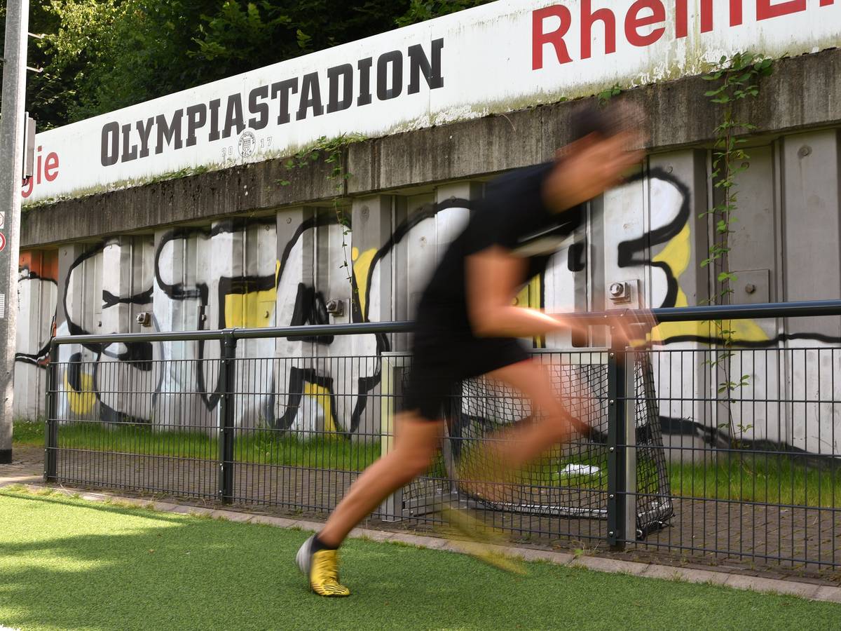 EXPRESS-Volontär Christopher Hostert setzt im Kölner Olympiastadion zum Sprint an.