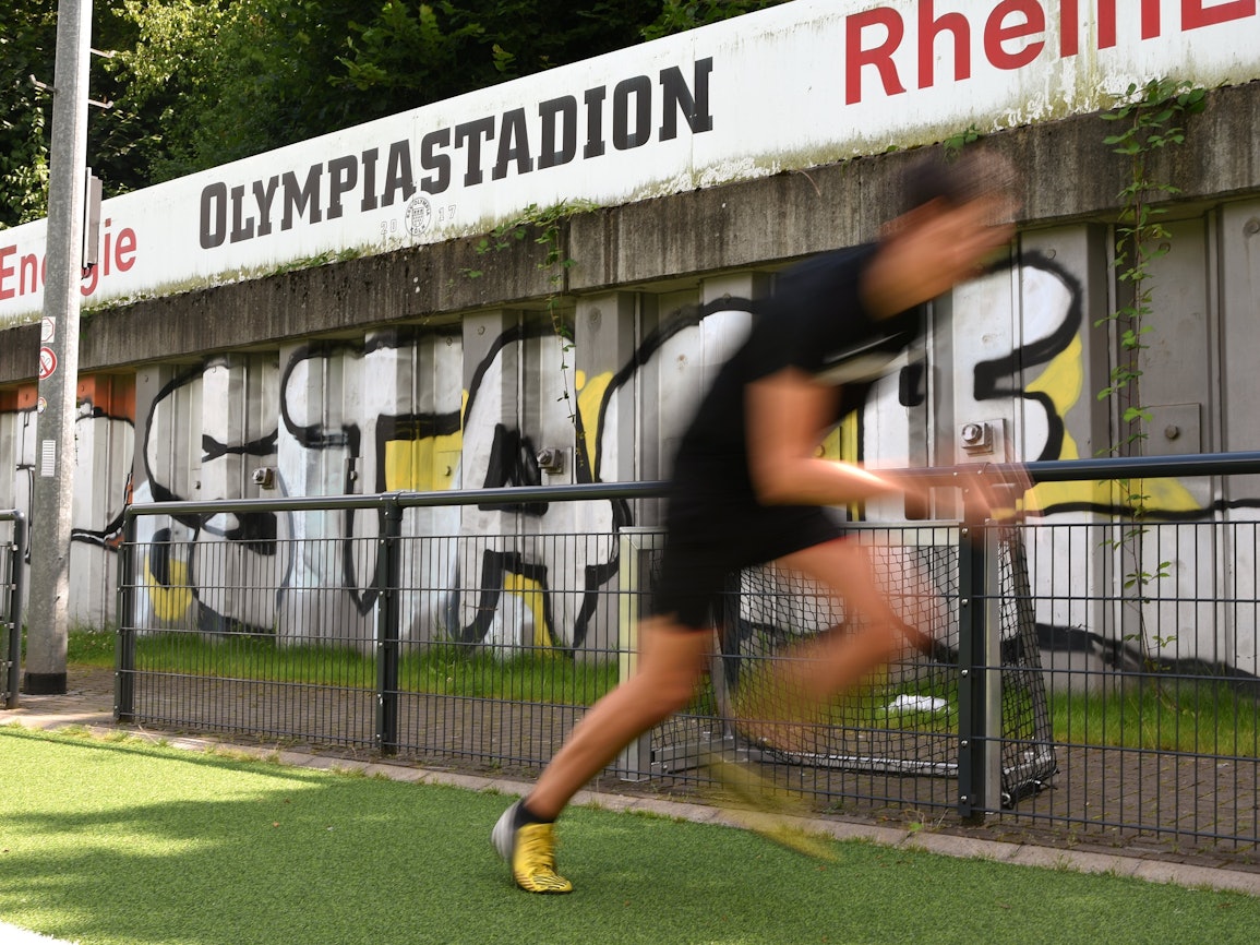 EXPRESS-Volontär Christopher Hostert setzt im Kölner Olympiastadion zum Sprint an.