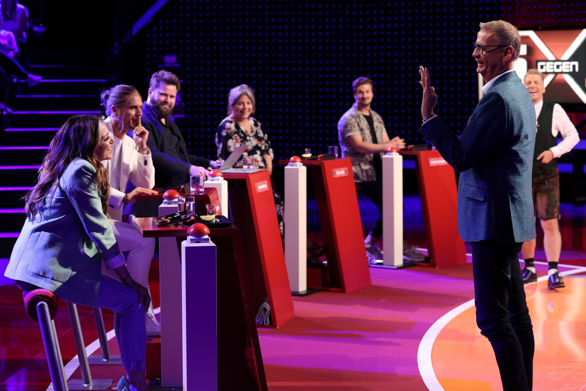Günther Jauch am 7. August in der Show „5 gegen Jauch“ mit den Kandidaten Anne Menden, Rúrik Gislason, Antoine Monot Jr., Maria Groß und Nicolas Puschmann