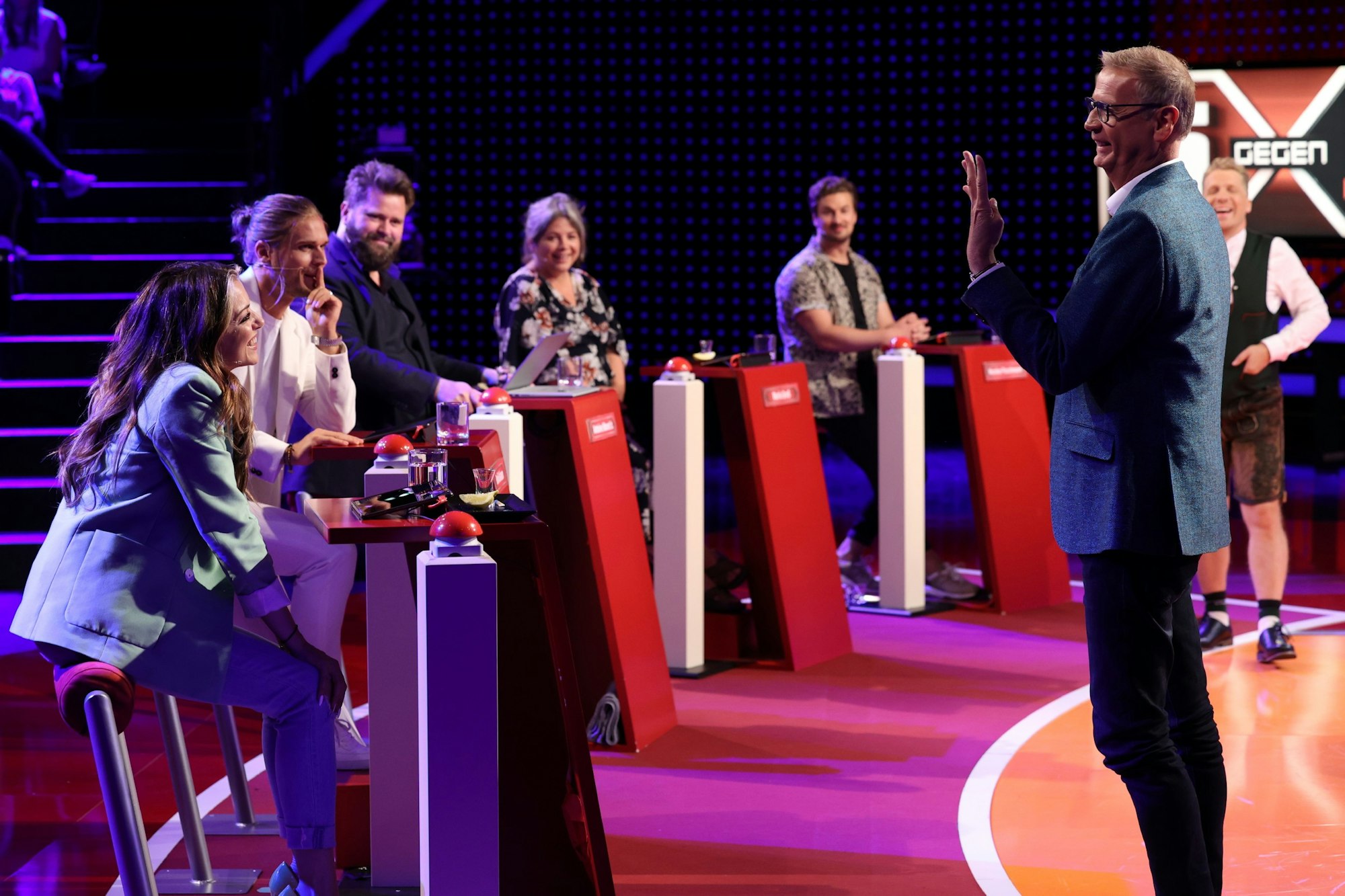 Günther Jauch am 7. August in der Show „5 gegen Jauch“ mit den Kandidaten Anne Menden, Rúrik Gislason, Antoine Monot Jr., Maria Groß und Nicolas Puschmann