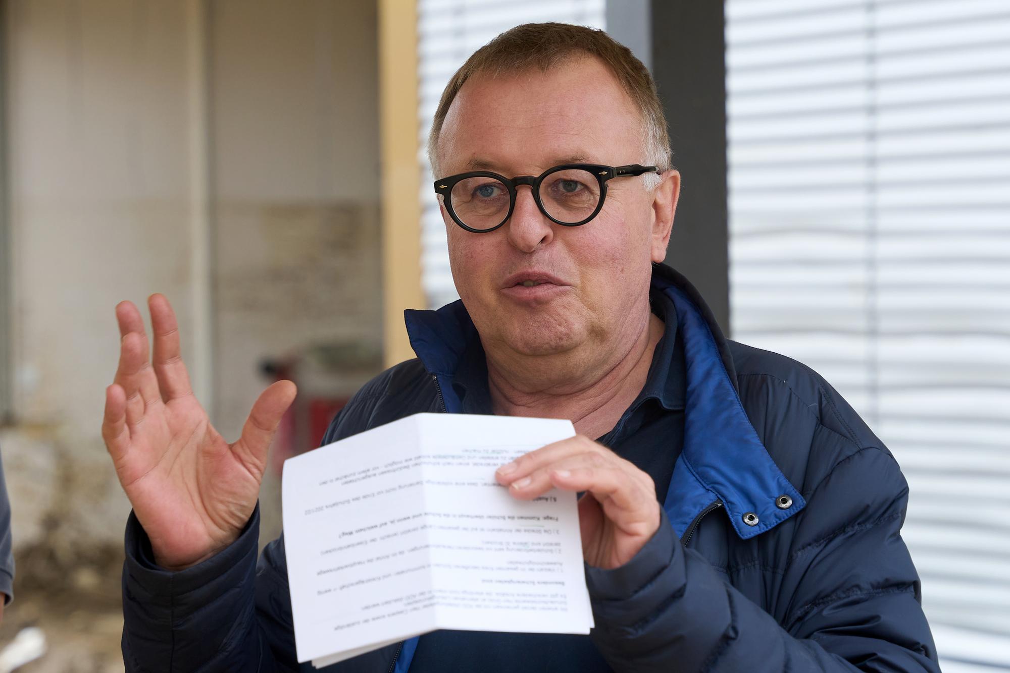 Landrat Jürgen Pföhler besucht nach der Flut-Katastrophe eine Realschule in Rheinland-Pfalz.