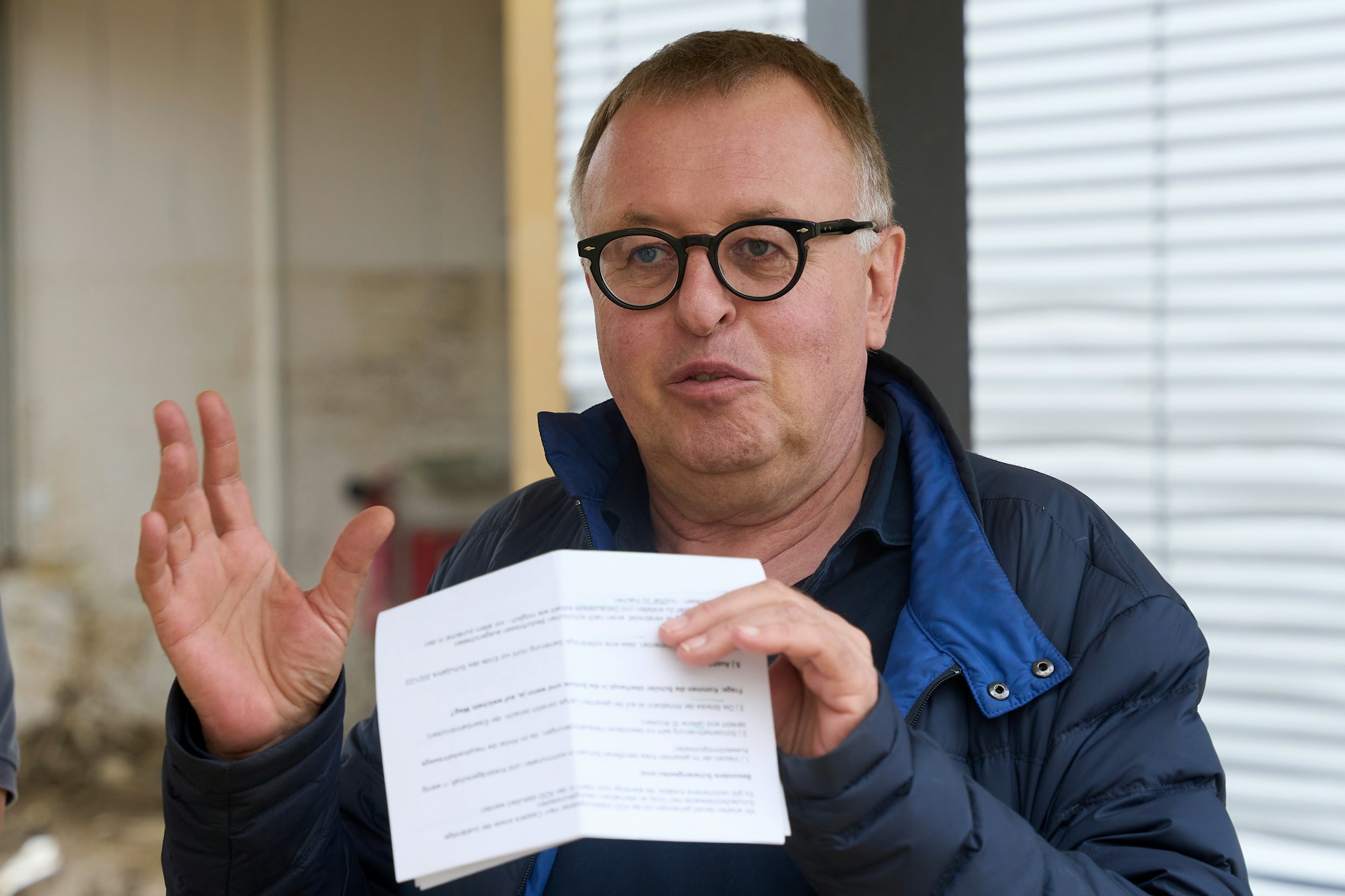 Landrat Jürgen Pföhler besucht nach der Flut-Katastrophe eine Realschule in Rheinland-Pfalz.