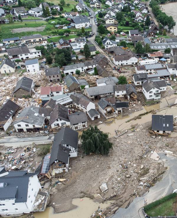 Weitgehend zerstört und überflutet ist das Dorf Schuld im Kreis Ahrweiler nach dem Unwetter mit Hochwasser. Jetzt wird gegen Landrat Jürgen Pföhler ermittelt.